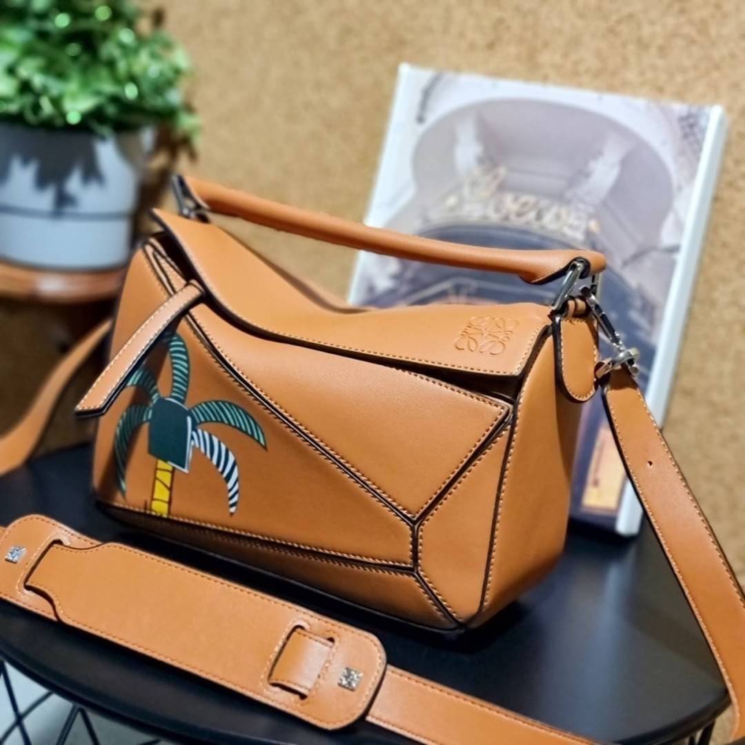 VIP 】LOEWE LA PALME PUZZLE BAG IN CLASSIC CALFSKIN คอลเลคชั่นใหม่!! กระเป๋าสะพายข้างทรงกล่อง สไตล์พัซเซิล ให้ฟีลลิ่งเหมือนตัวต่อ ดูดีได้ทุกที่แค่มีใบนี้ รอบนี้ดีไซน์พริ้นท์ลายต้นปาล์มเก๋ๆ ซัมเมอร์ยังต้องมา วัสดุหนังวัวฟอกสี เปิดใช้งานด้วยซิป ที่ภายในโล่งพ