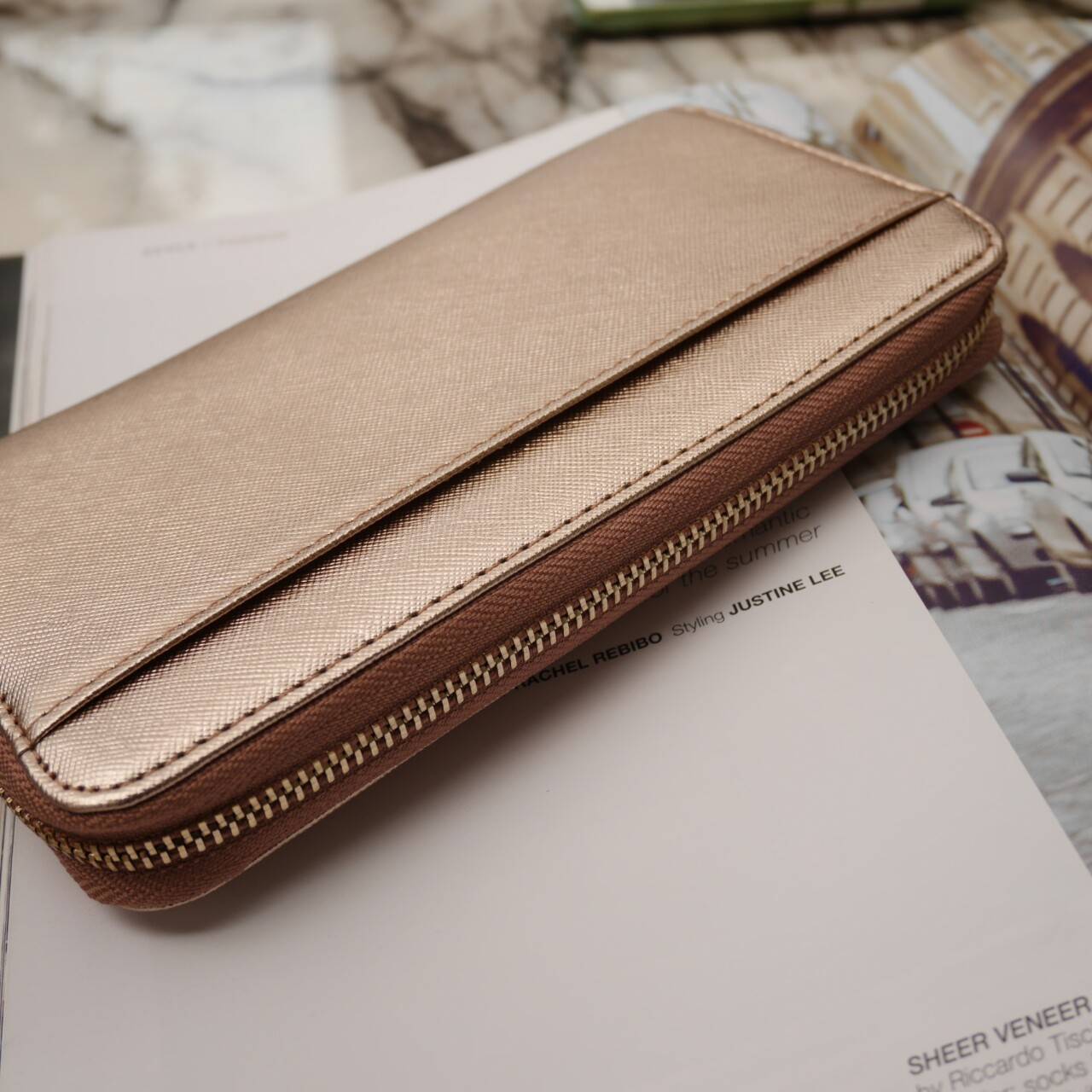 Best Seller **ถือแล้วหรูมาก 🎻 กระเป๋าสตางค์ใบยาวซิปรอปยี่ห้อ KATE SPADE กระเป๋าเงินหนังลาย saffiano อะไหล่สีทอง น้ำหนักเบา ด้านในมีช่องซิปใส่เหรียญ ใส่บัตร ใส่ธนบัตรได้จำนวนมาก ใบนี้สวยรับทรัพย์จริงๆ นานๆมาทีนะคะสีนี้ รีบคว้าด่วนเลยคะ