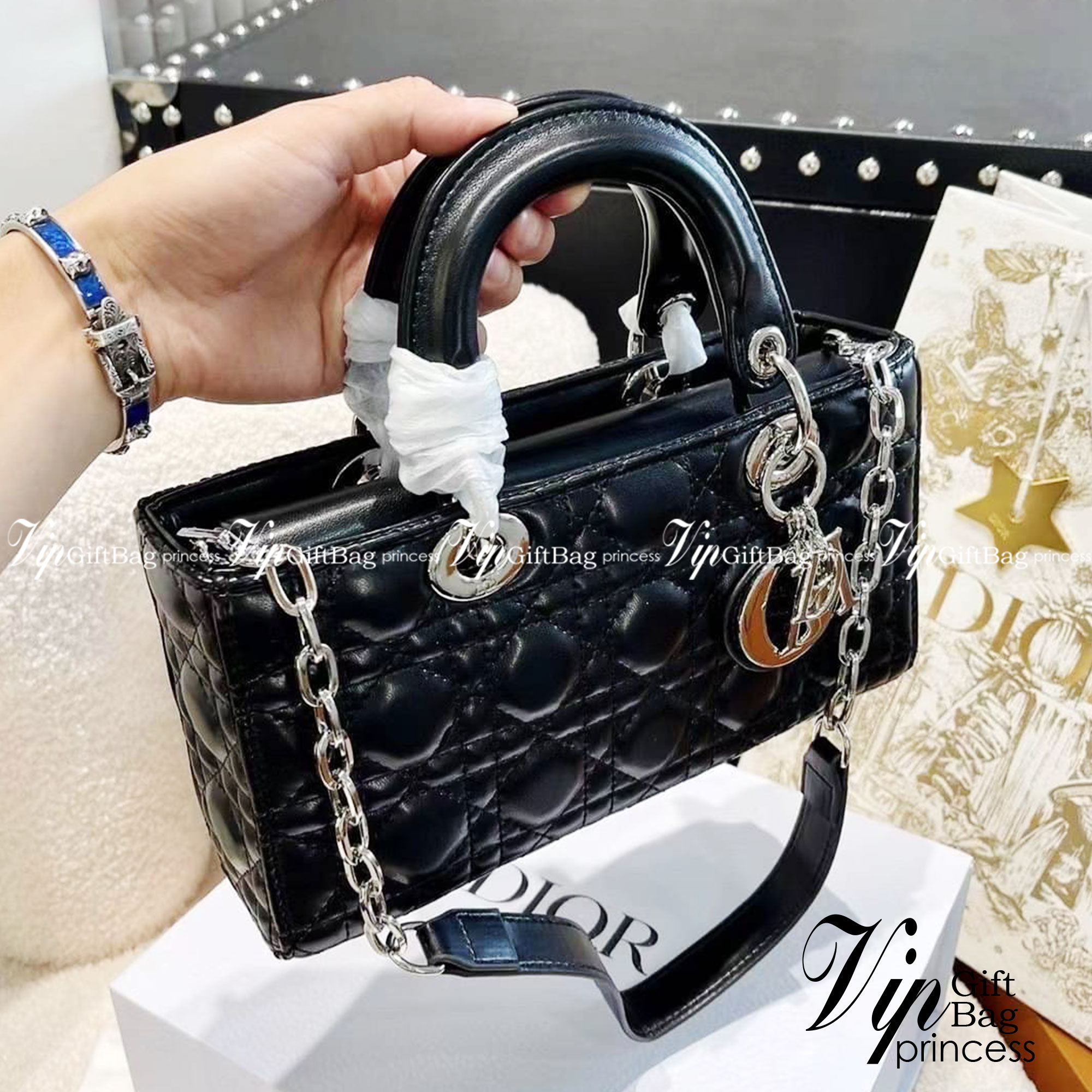 DIOR Lady D-Joy Bag Cannage Lambskin กระเป๋าสุดไอคอนิก รุ่นอมตะที่ตราตรึงในความทรงจำผู้คนทั่วโลก ถือแล้วดูหรู ดูแพง เป็นรุ่นที่ควรมี มีสายสะพายโซ่แบบถอดได้ ภาพสินค้าถ่ายจากงานขายจริง ใช้งานต่างประเทศได้