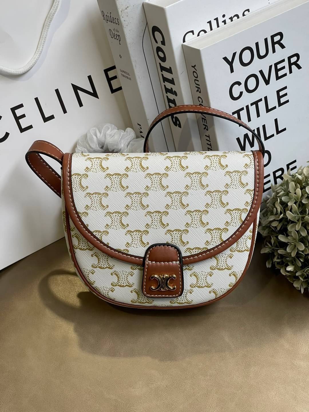 CELINE MINI BESACE IN TRIOMPHE CANVAS หรูหราไปกับกระเป๋าหนังแคนวาสลาย triompe ด้วยขนาดที่กะทัดรัดและดีไซน์ที่เรียบหรูนี้ จึงสามารถนำไปแมทช์กับการแต่งตัวได้ง่าย ไม่ว่าจะเป็นสไตล์การแต่งตัวเท่ ๆ จนถึงสไตล์การแต่งตัวน่ารัก ๆ เพิ่มความหรูหราและโดดเด่นด้วยการต