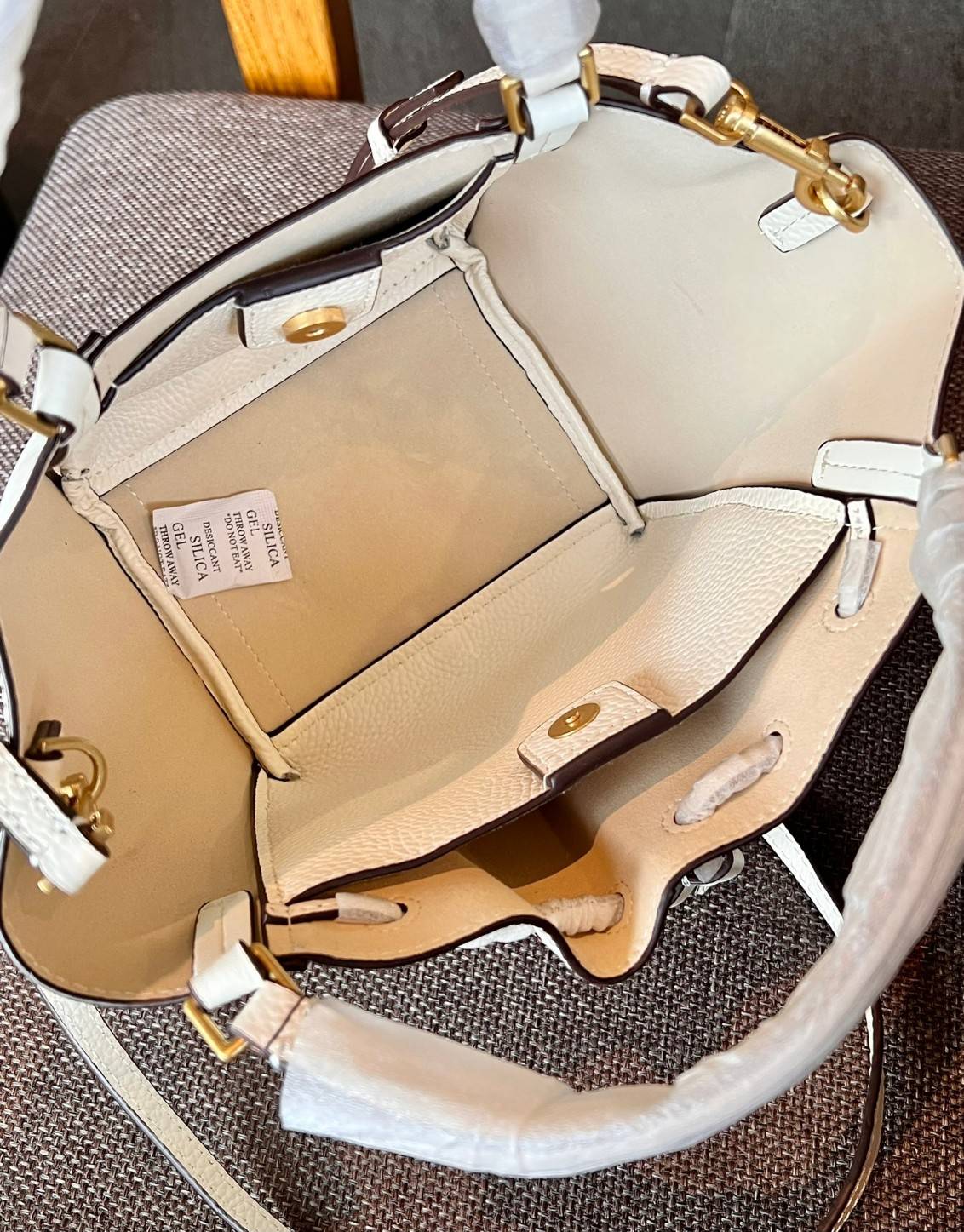 TORY BURCH MCGRAW DRAGONFLY MINI SATCHEL ((90474)) พร้อมส่งที่ไทย แนะนำต้องมีติดตัว สวยมากๆ! กระเป๋าหิ้วหรือสะพายข้างได้ หนังแกะนิ่มสวย อย่างดีเลยค่ะ ดีเทลด้านหน้าแบบหูรูด ปากกระเป๋าเปิดปิดแบบกระดุมแปลก ภายในโล่งกว้าง ใส่ของได้ครบครันหายห่วงค่ะ; มีช่องให้