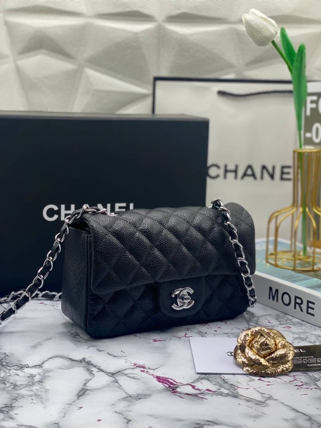 หนังแท้ CHANEL classic 8" black caviar รุ่นยอดนิยมไอเท็มฮิตวัสดุหนังคาเวียร์สวยคลาสสิค ด้านหน้ามีโลโก้แบรนด์อะไหล่ทอง/เงินสวยหรู ภายในสีแดงเบอกันดี้ เป็นใบยอดนิยมของสาวๆ เลยค่าา พร้อมส่งที่ไทยไม่ต้องรอพรีฯ สาวก Chanel Must Have! นะคะ