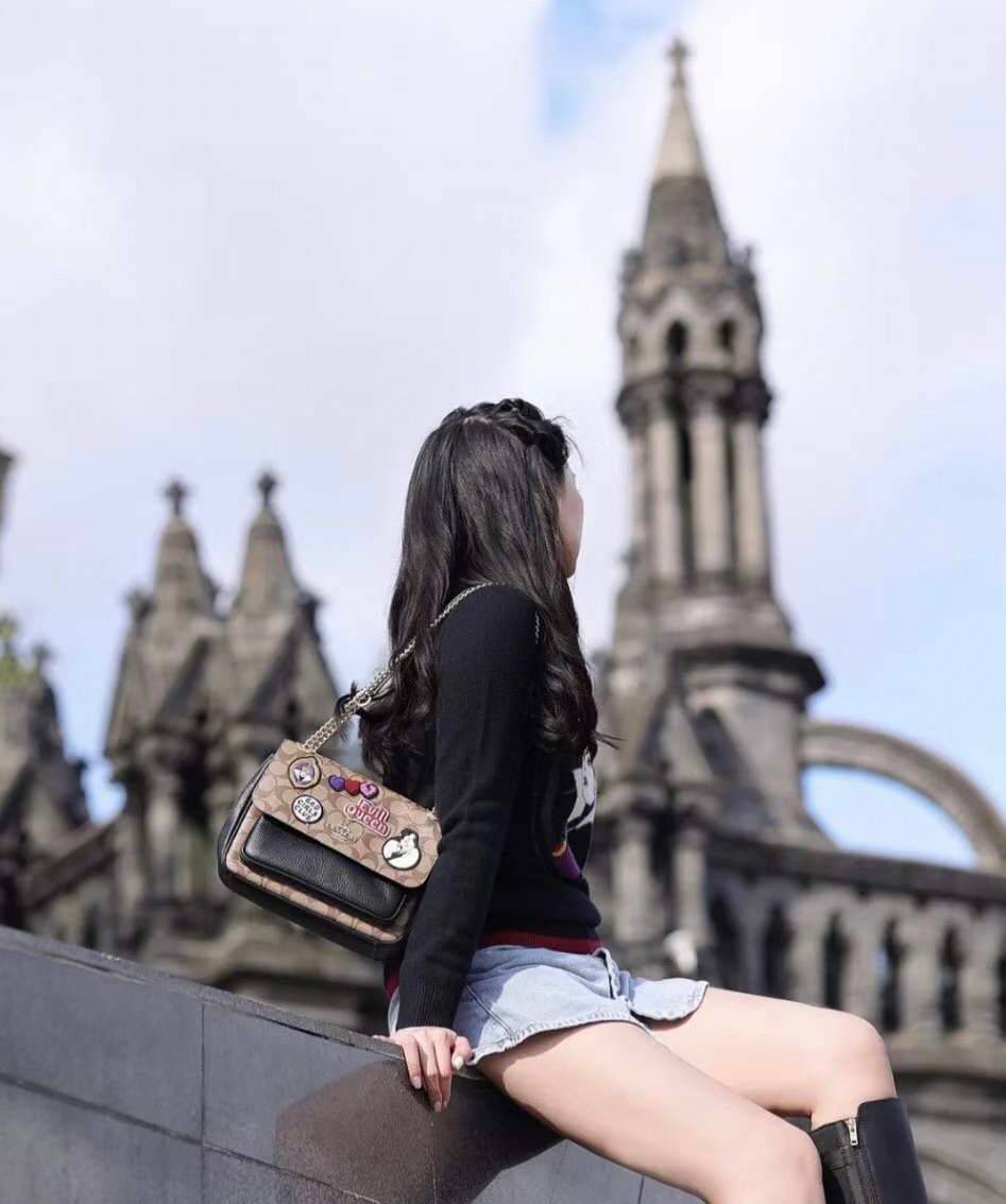 Coach Disney X Coach Klare Crossbody 25 In Signature Canvas With Patches((CC152)) พร้อมส่งก่อนใคร! เริ่ดๆ ชิคๆ กันก่อนค่ะ กับกระเป๋าสะพายแบบครอสบอดี้ร์หรือทบสายคู่ใช้งานแบบหิ้วหรือคล้องไหล่ได้ ✔️หนังแท้อย่างดีสวยมากๆค่ะ