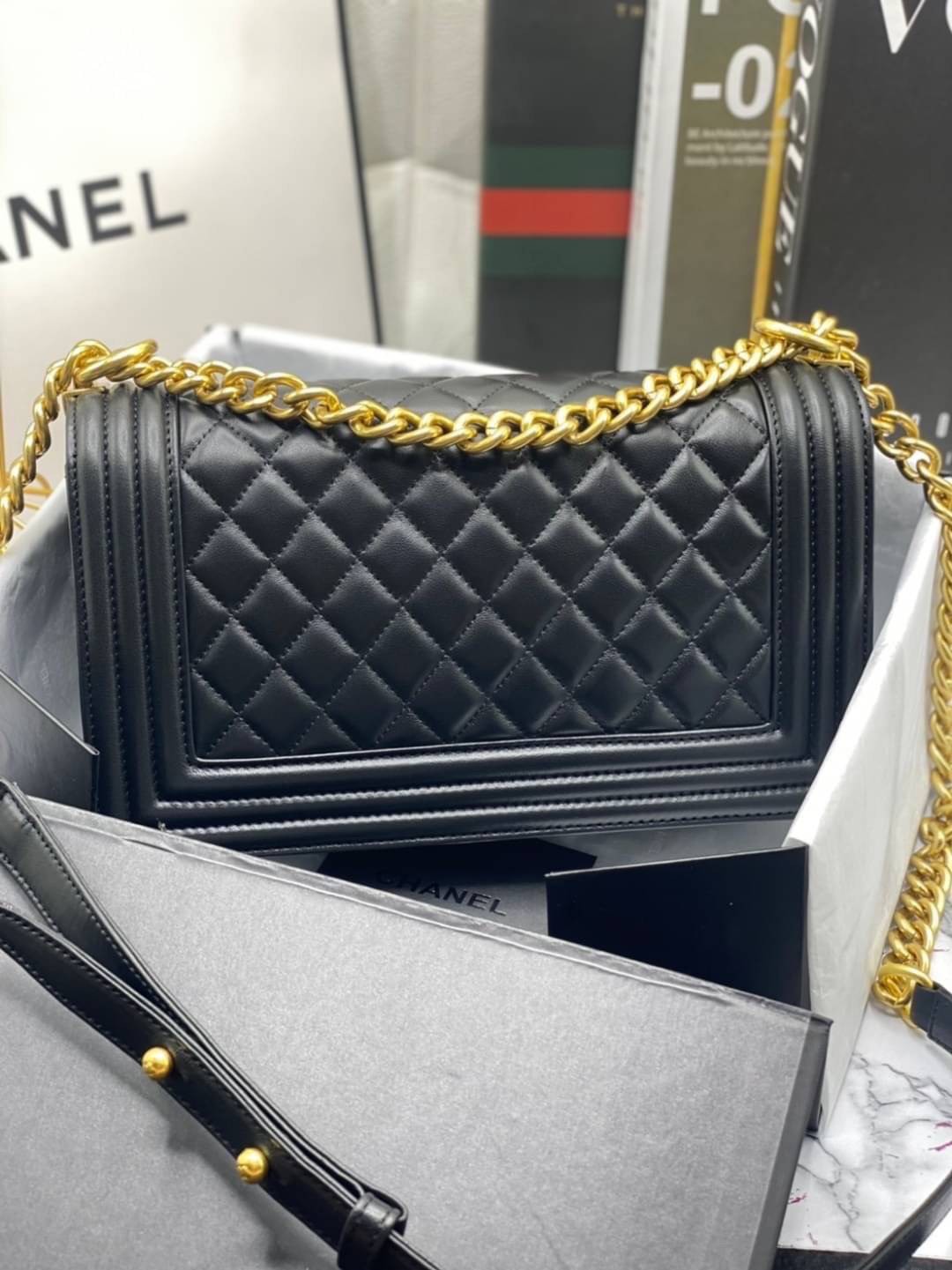 หนังแท้ CHANEL BOY 10" หนังเรียบ อะไหล่เงิน/ทอง พร้อมส่งที่ไทย หนังลูกวัวแท้ อะไหล่โลหะสีรูทีเนียม สวยคลาสสิกทุกยุคสมัย เกรดออริจินอล 1:1 ภาพสินค้าถ่ายจากงานขายจริง ใช้งานต่างประเทศได้