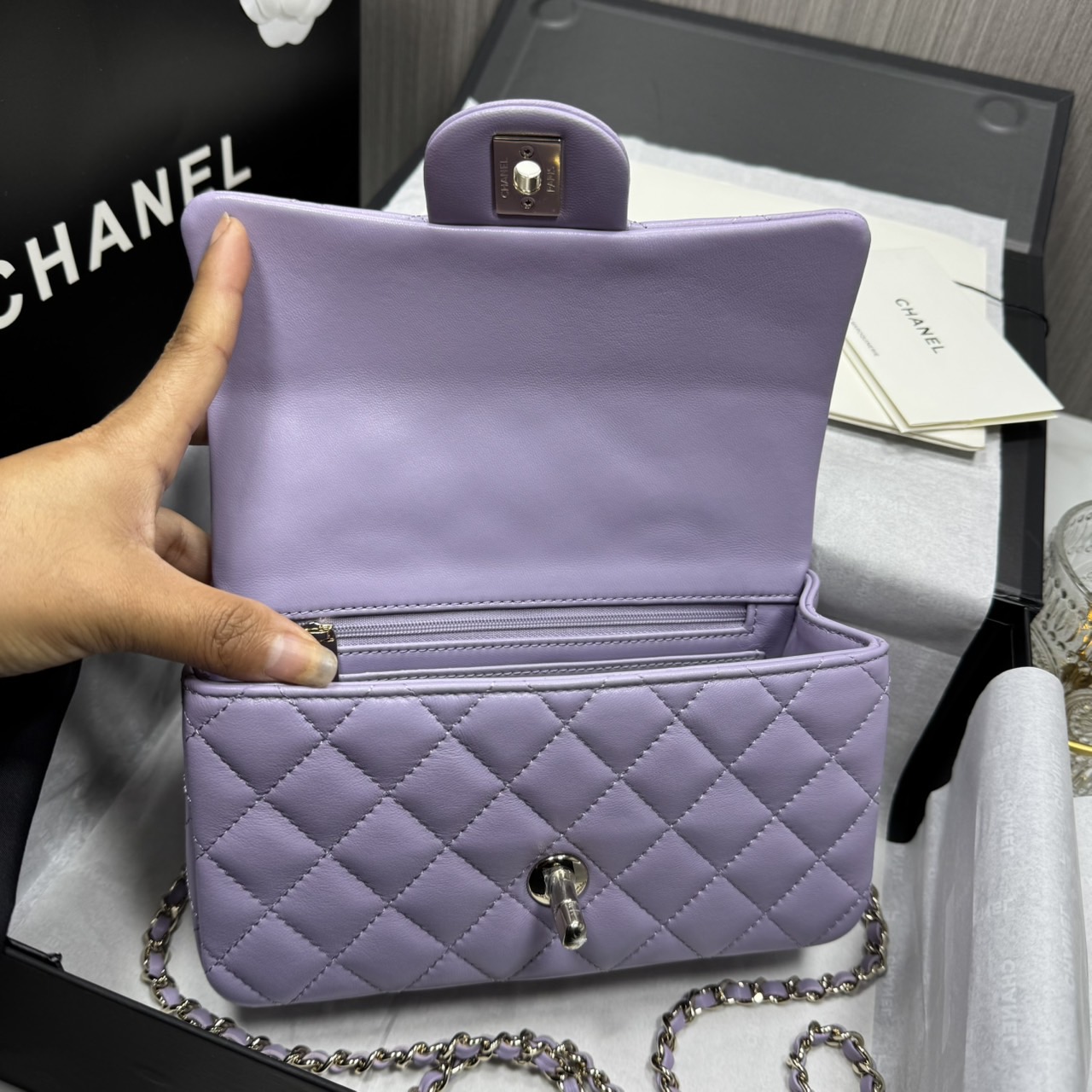 ORI | หนังแท้ Chanel Mini Classic Handbag With Top Handle กระเป๋าสะพายรุ่นคลาสสิกพร้อมหูจับถนัดมือ สวยเรียบหรู 🤍 สินค้าเกรดออริจินอล เทียบแท้