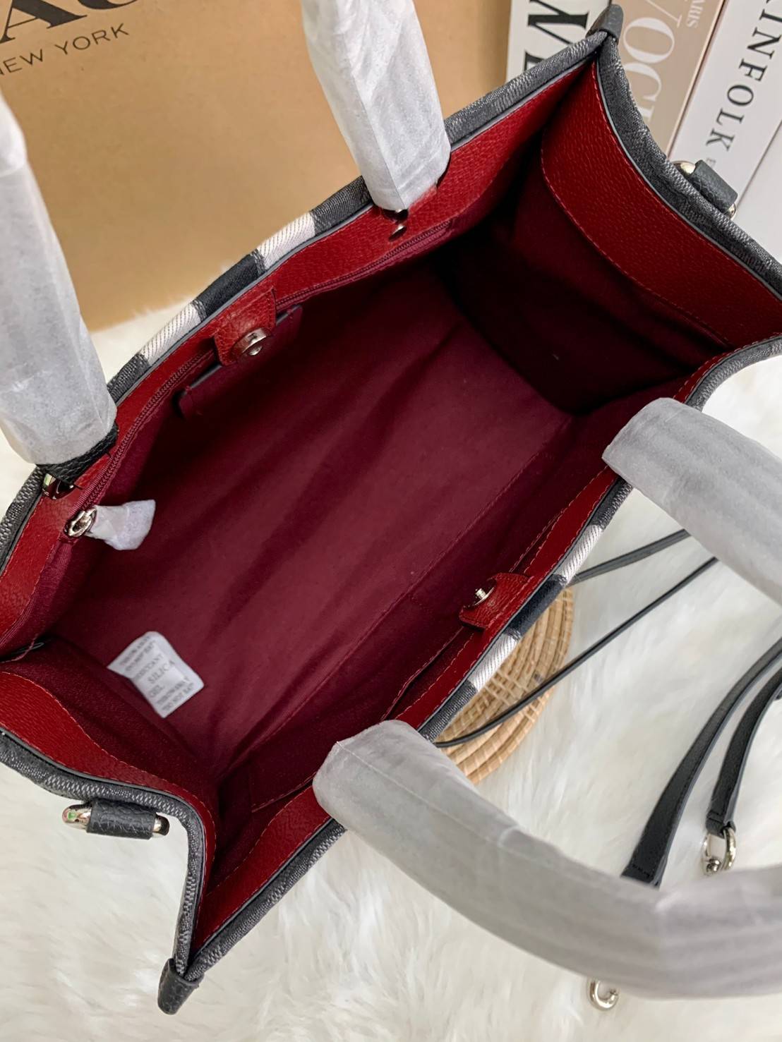 พร้อมส่ง 4ลาย 🌈ไม่มีในช๊อปไทยจร้าา😘 COACH DEMPSEY CARRYALL IN SIGNATURE JACQUARD WITH STRIPE AND COACH PATCH (C2826,C1527,C4113) พร้อมส่งความสวย! คุณภาพจัดเต็มค่ะ กระเป๋าทรงTote วัสดุ Jackquard+หนังแท้ ได้ลงตัวสวยงาม ด้านหน้ามีโลโก้แบรนด์ว