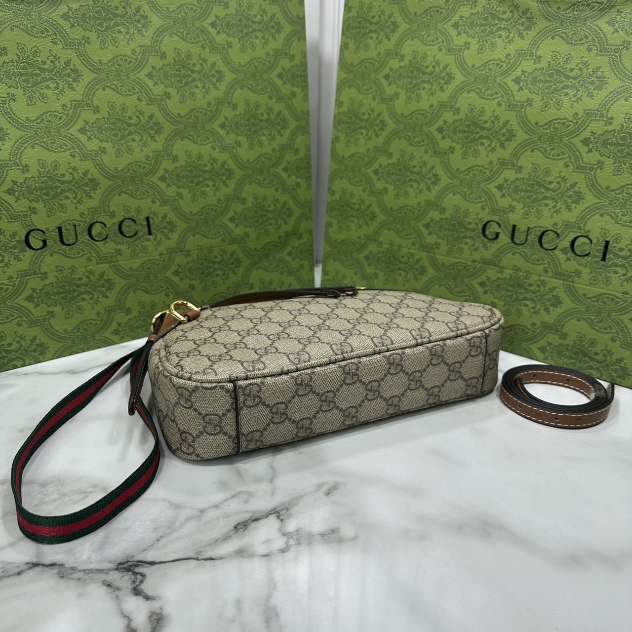 GUCCI GG Emblem medium shoulder bag กระเป๋าสะพายทรงใหม่สวยคลาสสิค พิมพ์ลายคมชัด เป็นไอเท็มต้องมีและยกเป็น everyday bag ได้เลย