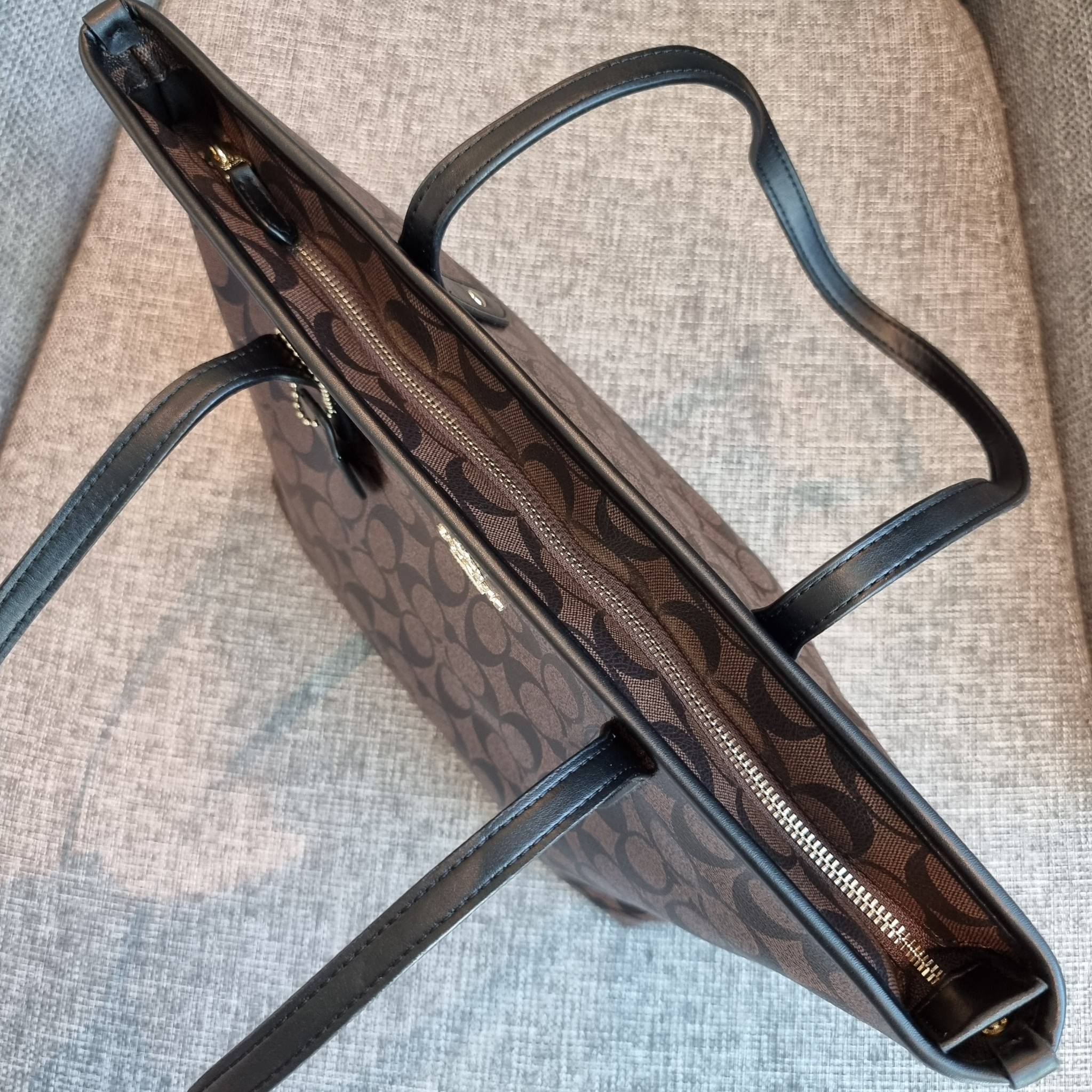 OUTLET 】COACH F58292 CITY ZIP TOTE IN SIGNATURE 16" รุ่นขายดี!! ไซส์ใหญ่ สีสวยมาให้แบบจัดเต็ม!! กระเป๋าถือทรงโท้ทใบใหญ่ สวยน่าใช้ทุกสี สะพายคล้องไหล่ได้เก๋ๆ จุของแน่นๆไปเลยจ้า!! วัสดุหนังแคนวาสคุณภาพ ปากกระเป๋าเปิด-ปิดด้วยซิป กันของหล่นได้ ถือไปไหนก็