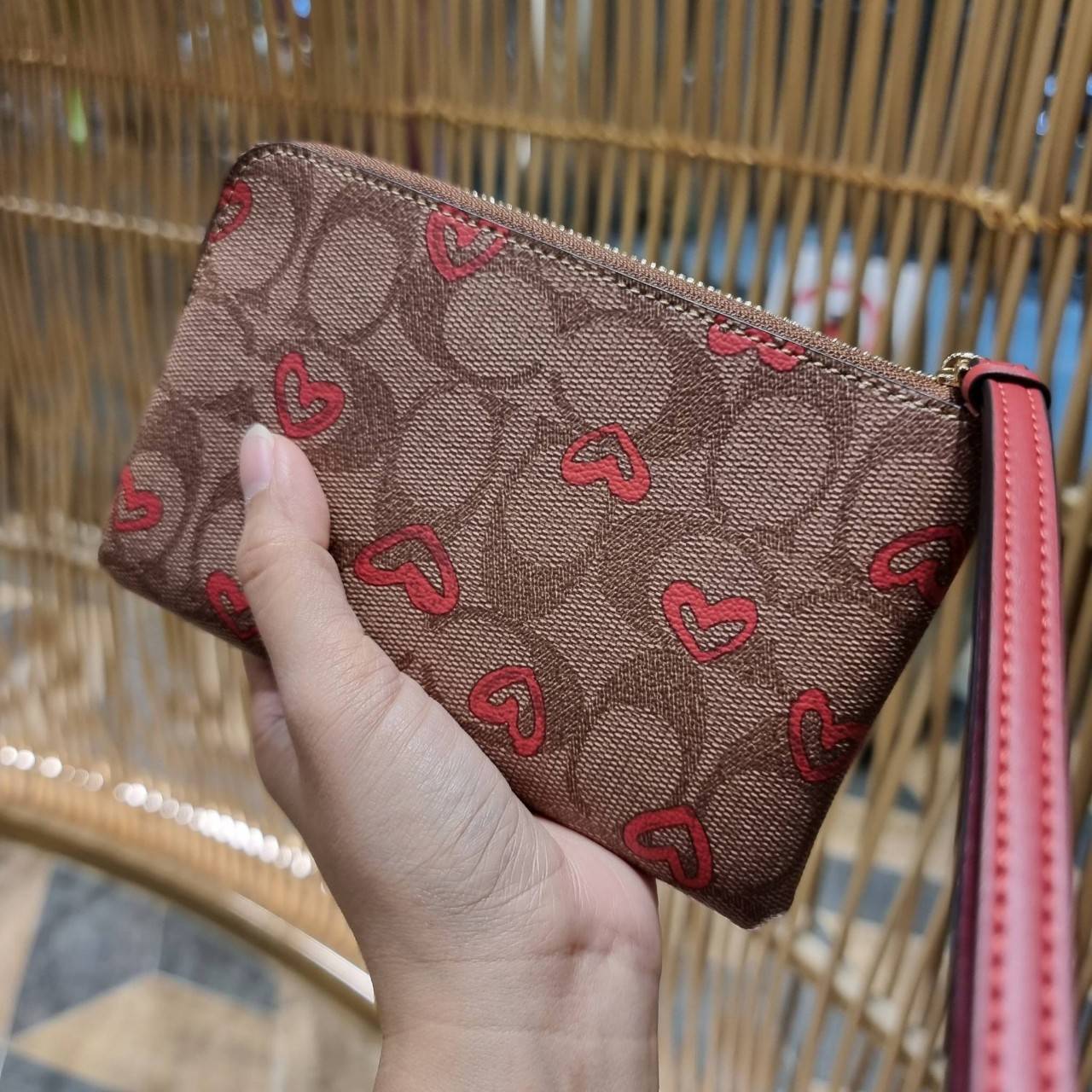 COACH 2972 CORNER ZIP WRISTLET IN SIGNATURE CANVAS WITH BUTTERFLY PRINT มาแล้วจ้า ไอเท็มสุดปัง!! ฮิตไม่เลิก!! พร้อมลวดลายสุดคิ้วท์ น่ารักน่าใช้ขึ้นไปอีก กระเป๋าคล้องมือ ขนาดเหมาะพกพา วัสดุหนังแคนวาส ภายในเป็นช่องโล่ง ใส่ธนบัตร หรือใส่บัตร ใส่เหรียญ ได้หมด