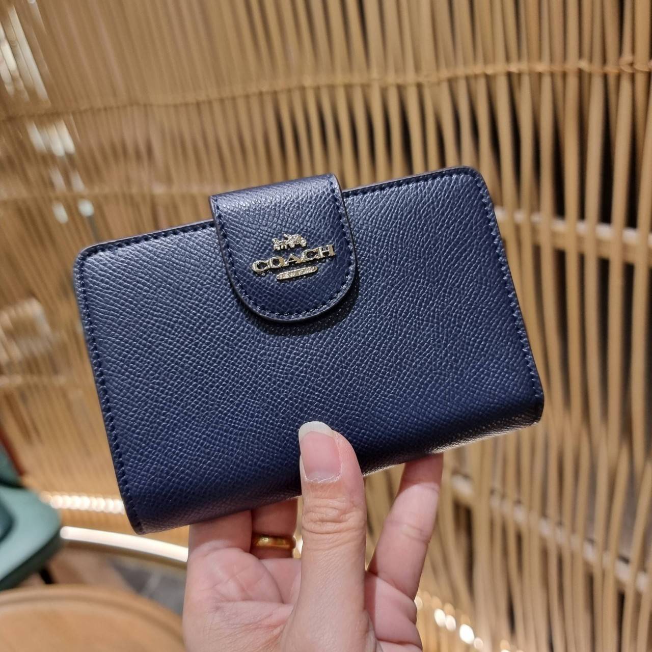 COACH 6390 MEDIUM CORNER ZIP WALLET เดอะเบสท์รุ่นที่สาวๆตามหา!! ดีไซน์ใหม่ สวยสะกด!! กระเป๋าสตางค์ใบกลาง สีคลาสสิค เรียบแต่แฝงความหรู บอกเลยว่ามันละมุนมาก!! ด้วยวัสดุหนัง crossgrain ที่ดูแลรักษาง่าย และยังดูผู้ดี ถือใช้แล้วขับผิวทุกสี ภายในมีช่องใส่บัตรแล