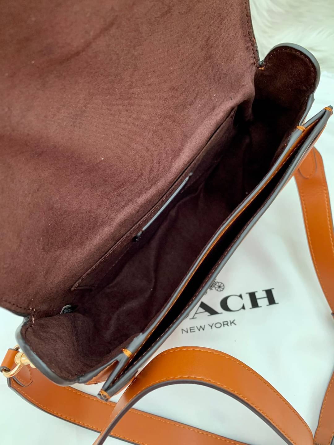 COACH GEORGIE SADDLE BAG ((C3241//C2806//C3593)) 📣มาเพิ่มแล้ว สำหรับสีที่สาวๆรอคอย! กระเป๋าสะพายแบบครอสบอดี้ร์ หนังแท้อย่างดี สวยมากๆค่ะ ด้านหน้ามีอะไหล่โลโก้แบรนด์หรู+ความคลาสสิคเข้ามา เปิดปิดกระเป๋าแบบกระดุมแม่เหล็กภายในมีช่องตอนหน้า และช่องหลัก