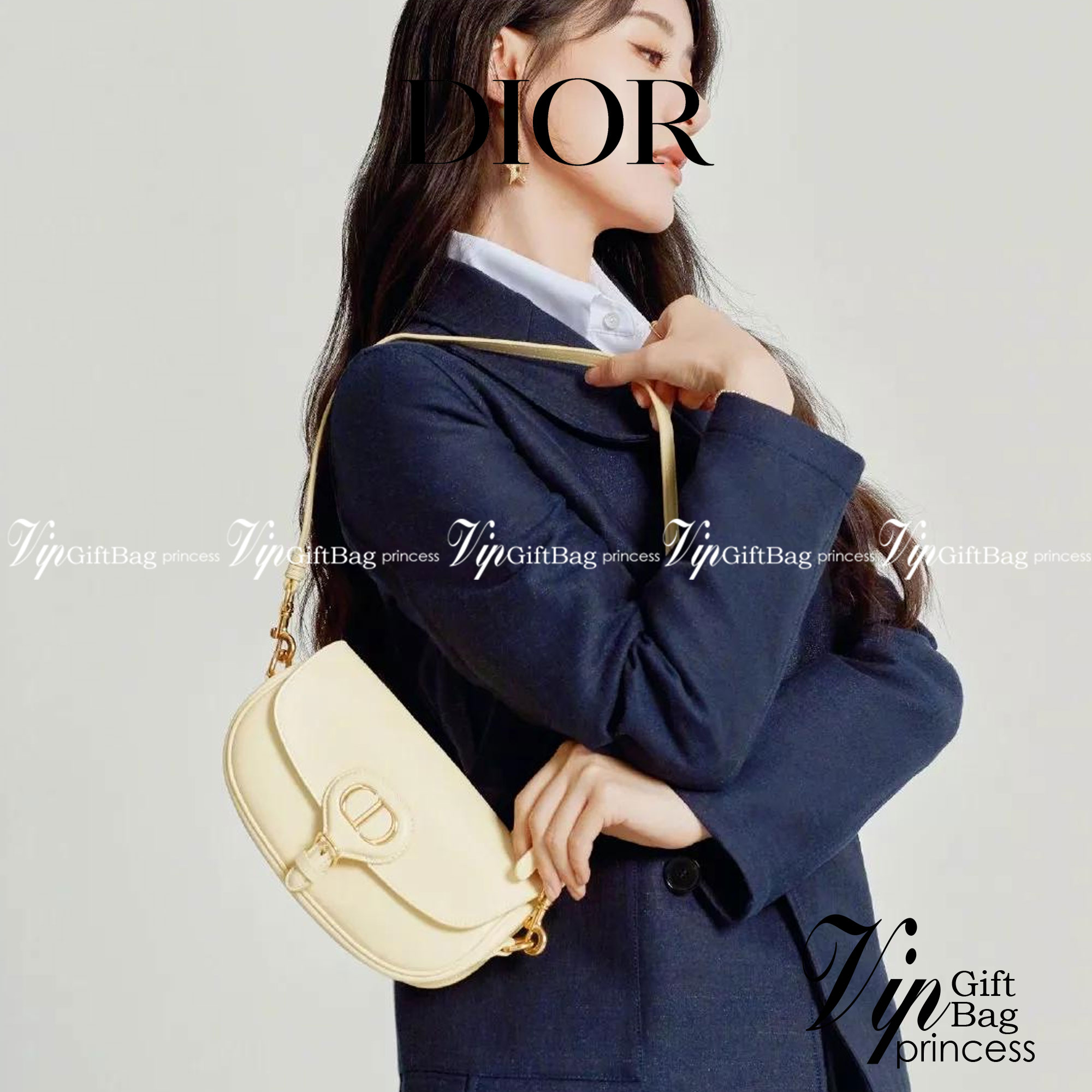 หนังแท้ DIOR BOBBY EAST-WEST BAG พร้อมส่งที่ไทย งานหนังแท้ทั้งใบเกรดออริจินอล ภาพสินค้าถ่ายจากงานขายจริง ใช้งานต่างประเทศได้ รุ่นใหม่ในฤดูกาลนี้ เพิ่มความทันสมัยให้กับซิลลูเอทของ Hobo ผ่านเส้นสายที่สง่างามและสัดส่วนที่กลมกลืนกัน สไตล์หนังลูกวัว โดดเด่นด้ว