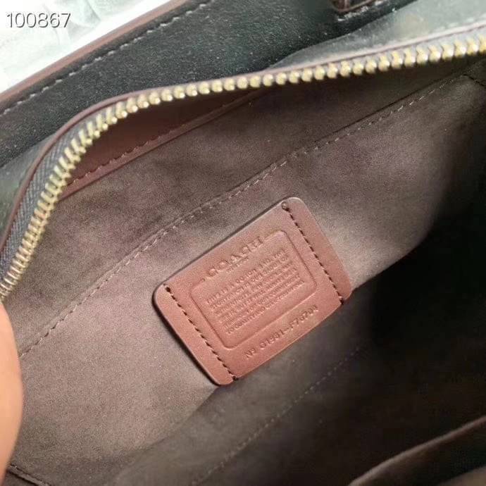 COACH ZOE CARRYALL IN SIGNATURE CANVAS เดอะเบสท์แห่งปี ต้องยกให้พี่คนสวยใบนี้เลย!! รุ่นที่สาวๆตามหา หายากอีกหนึ่ง กระเป๋าถือ/สะพายทรงสวย คลาสสิค ใบใหญ่จุคุ้ม มีดีเทลน่ารักๆที่แม่กุญแจ สามารถล็อคหัวซิปได้ กุญแจซ่อนในพวงหนังห้อยก็น่ารักไปอีก ภายในโล่งกว้าง 