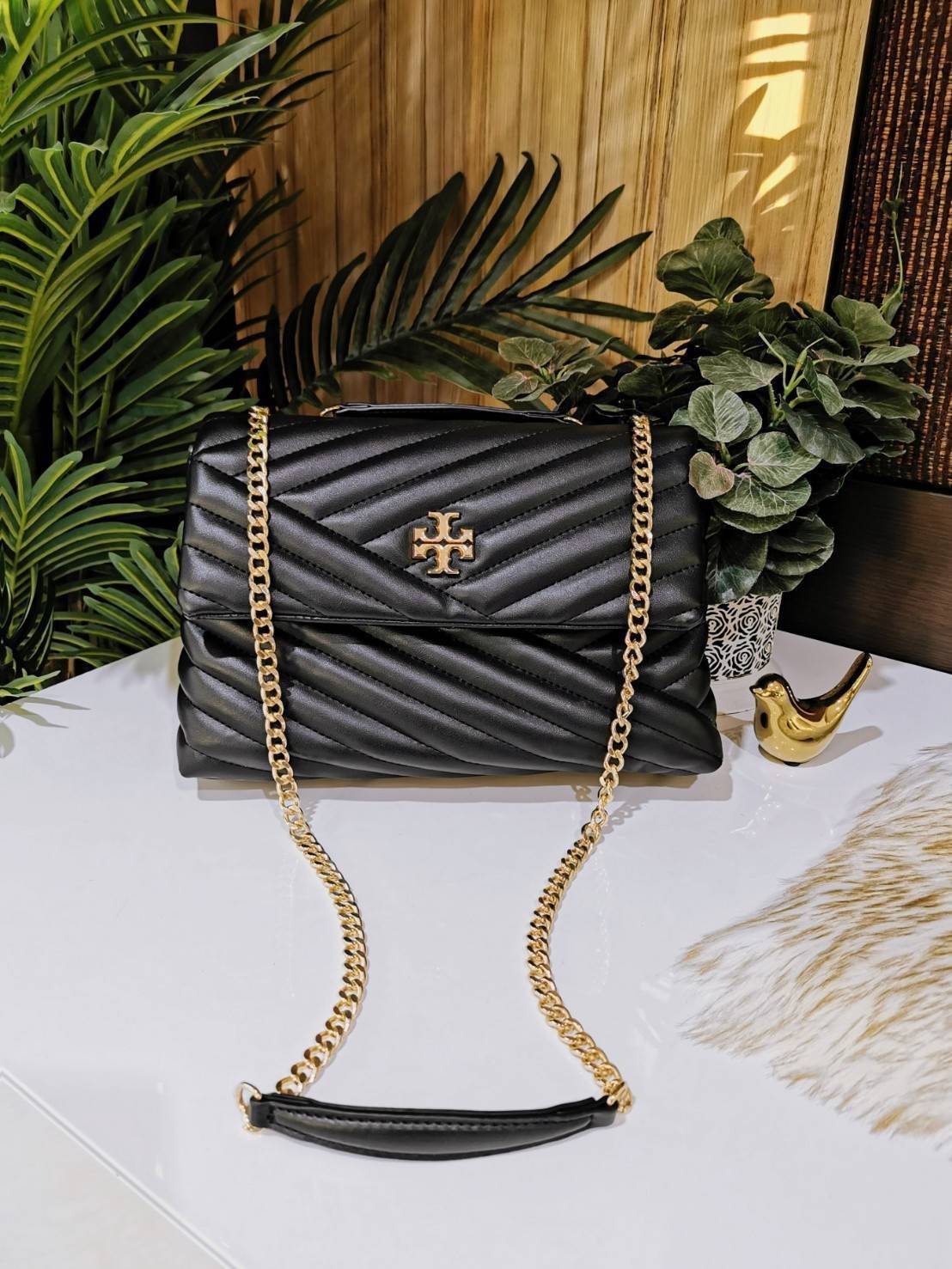 ของแท้ 💯% 】Tory Burch Factory Outlet Quilted Chain Crossbody Sling Bag กระเป๋าสะพายรุ่นแนะนำจาก Tory Burch Factory วัสดุหนังแกะสังเคราะห์ขึ้นลายริ้วหนังนิ่มสวยอยู่ทรง ดีไซน์ยอดนิยม