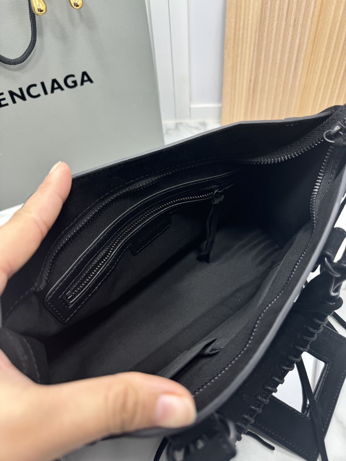 ORI หนังแท้ | Balenciaga Le City suede bag 30cm กระเป๋าถือ/สะพายข้างดีไซน์โดดเด่นสวยเท่ล้ำสมัย ใหม่ล่าสุดงานหนังกลับที่สุดแห่งความไอคอนิกไม่เหมือนใคร มีกิมมิคและลูกเล่นแพรวพราว