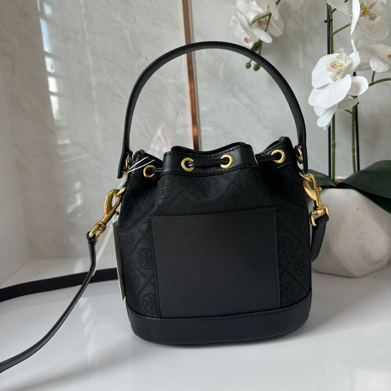 TORY BURCH T MONOGRAM BUCKET BAG jacquard black / Tory Bucket Bag สีดำคลาสสิก กระเป๋าทรงขนมจีบ รุ่นใหม่ล่าสุด วัสดุผ้าแจคการ์ด ตัดขอบหนังสวย