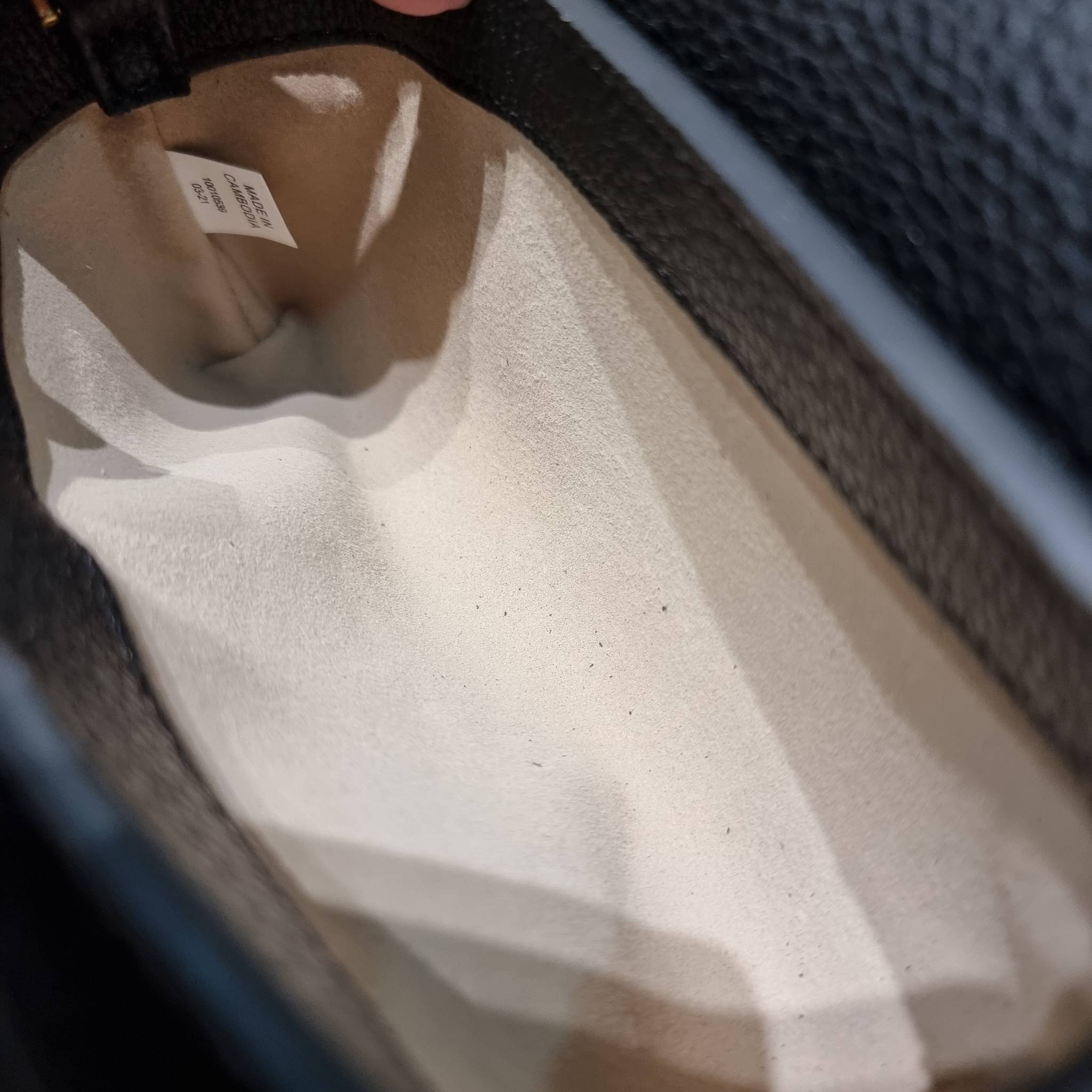 TORY BURCH LIMITED-EDITION MINI BAG รุ่นลิมิเต็ด ที่ sold out ไปแล้วหลายช็อป มีมาให้ช้อปที่นี่! กับกระเป๋าสะพายข้างทรงผู้ดี ไซส์มินิ ที่ผลิตมาในจำนวนจำกัด โดดเด่นด้วยอะไหล่ทองคลาสสิคหรูหรา และสายสะพายโซ่สลับหนัง ทำให้สะพายได้โดยไม่เจ็บไหล่