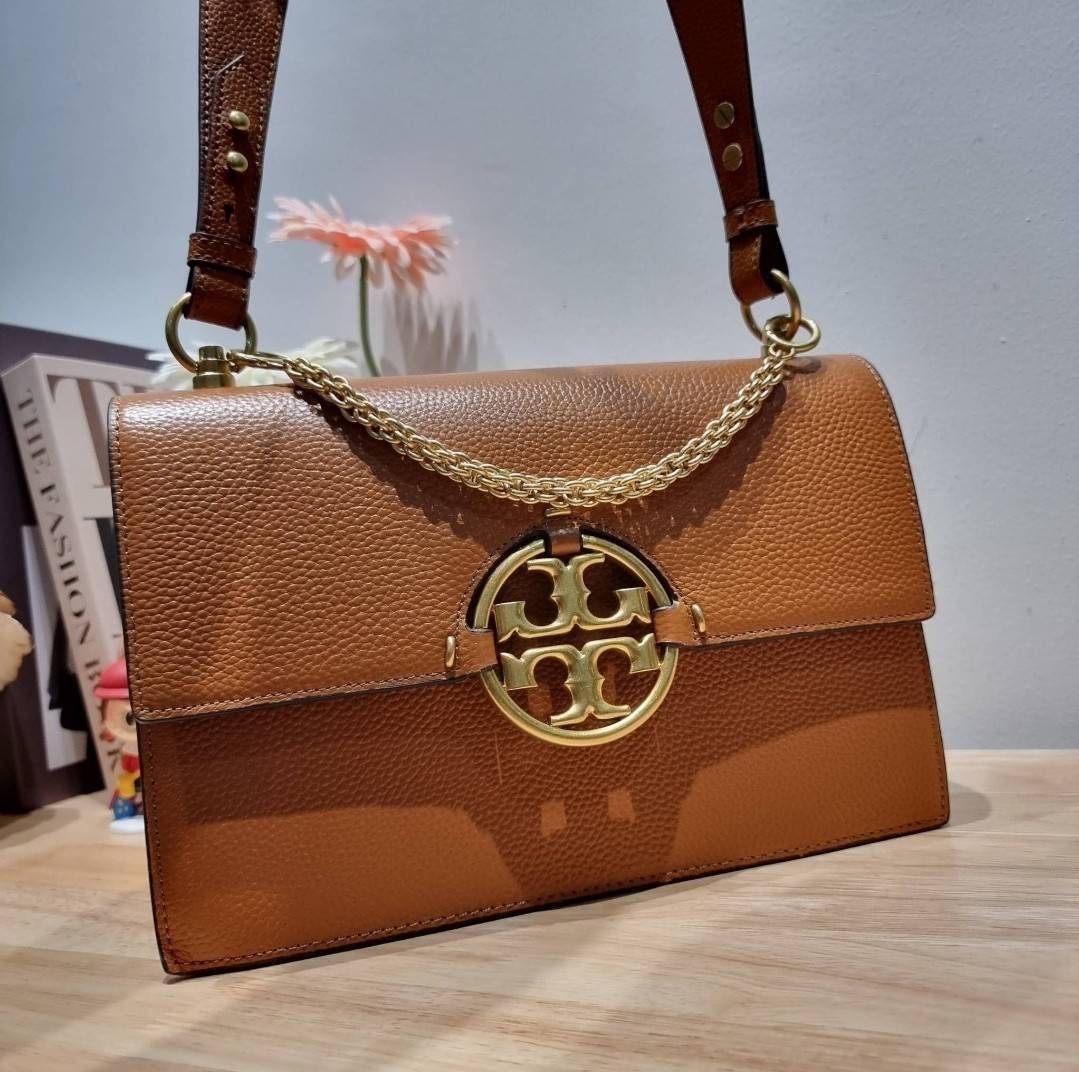 TORY BURCH MILLER SHOULDER BAG / Tory Burch Bag รุ่นยอดนิยม รุ่นหายาก รุ่นที่สาวๆตามหา ใบนี้เลย!! สวยหรู ผู้ดีทุกสี กระเป๋าสะพายไหล่ ดีไซน์อยู่ทรง คลาสสิคแฝงความหรูด้วยโลโก้สีทองอร่ามโดดเด่น