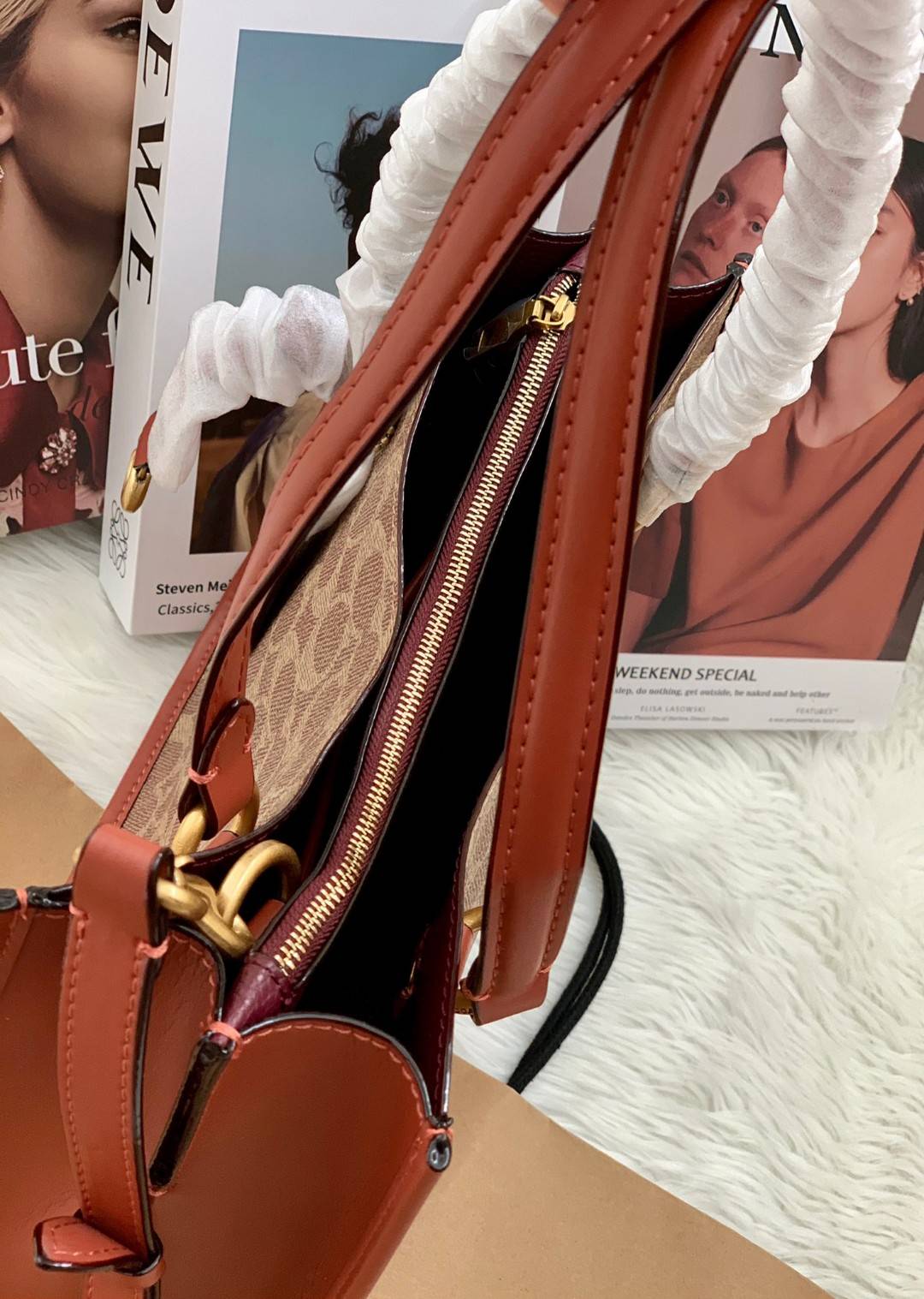 COACH C3889 TYLER CARRYALL 28 IN SIGNATURE CANVAS ((C3460//C3889)) รุ่นยอดฮิตที่สาวๆหลายคนเรียกร้อง กับกระเป๋าถือ/สะพายทรงสวย ที่มาพร้อมสายสะพายไหล่ในตัว และสายครอสบอดี้สำหรับสะพายข้าง ตัวกระเป๋าถูกแบ่งเป็นสัดส่วนสวยงาม มีช่องซิปกลางที่ใหญ่พอสมควร และยังม