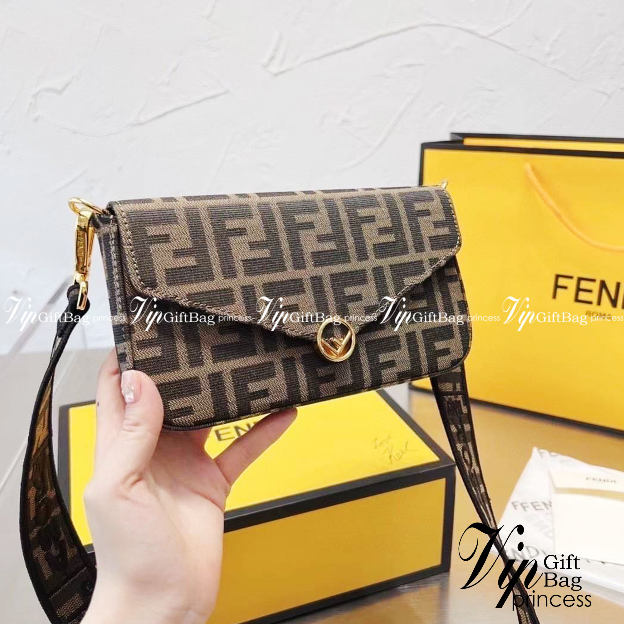 Fendi Wallet With Pouches / Fendi Mini Bag / Fendi multi pochette felicie shoulder bag กระเป๋าสะพายไซส์มินิ แคนวาสโมโนแกรม สุดคุ้ม 3 ชิ้น ในเซท ใช้งานง่ายเป็นระเบียบแบ่งสัดส่วนชัดเจน ใบเล็กกะทัดรัด แต่ใช้งานคุ้มมากๆ มาพร้อมสายสะพายดีไซส์สปอร์ตถอดได้ อะไหล