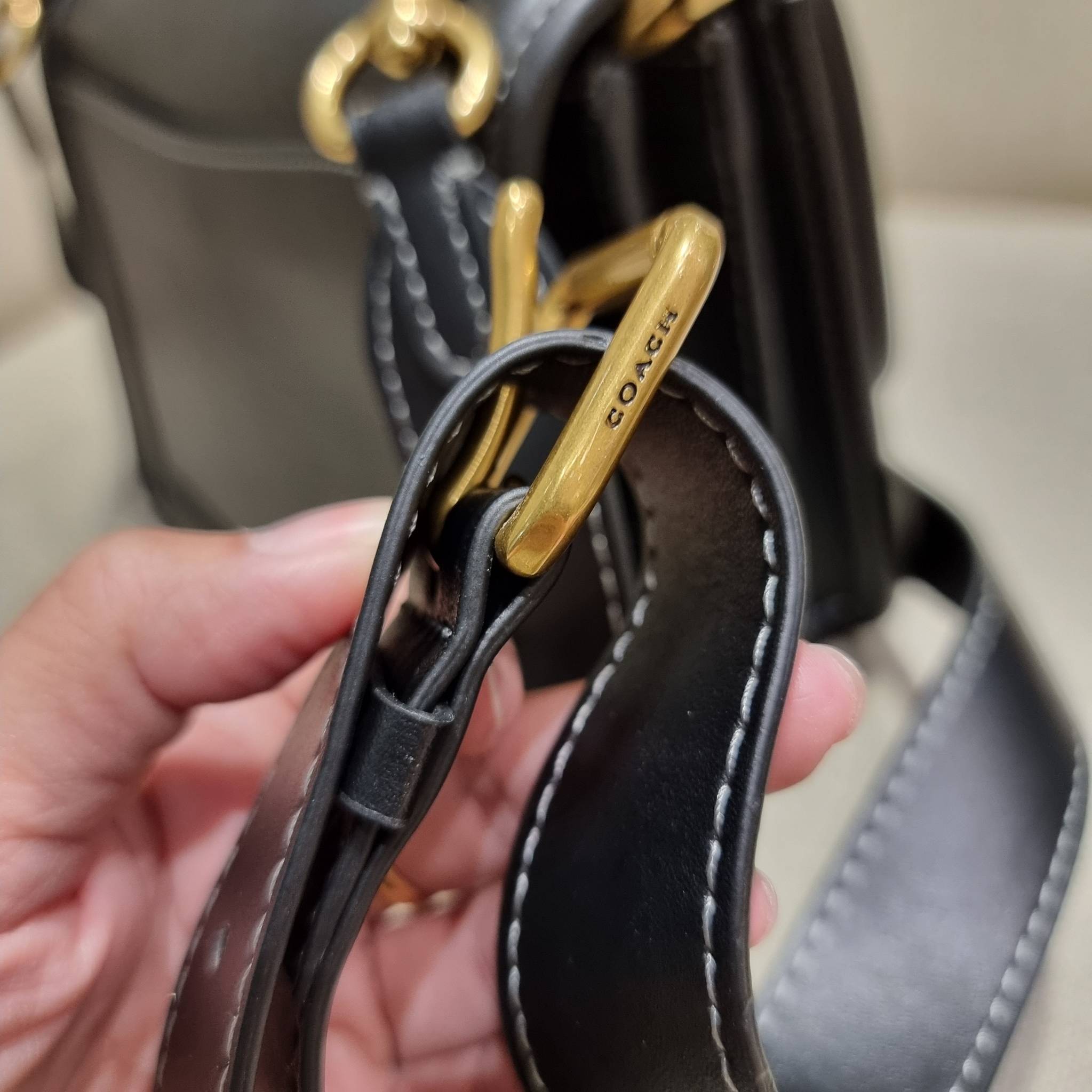 COACH C8449 HERO SHOULDER BAG / COACH C8450 HERO SHOULDER BAG IN SIGNATURE CANVAS ดีไซน์ใหม่ล่าสุด ที่มาพร้อมความหรูยกระดับ กระเป๋าถือ/สะพายข้าง ออกแบบทรงสวย คลาสสิค ขนาดกำลังพอดี ไม่ว่าจะถือ หรือสะพายสายครอส ก็ดูดีแบบไม่ต้องแต่งเติม วัสดุหนังแท้เต็มใบ ฝา