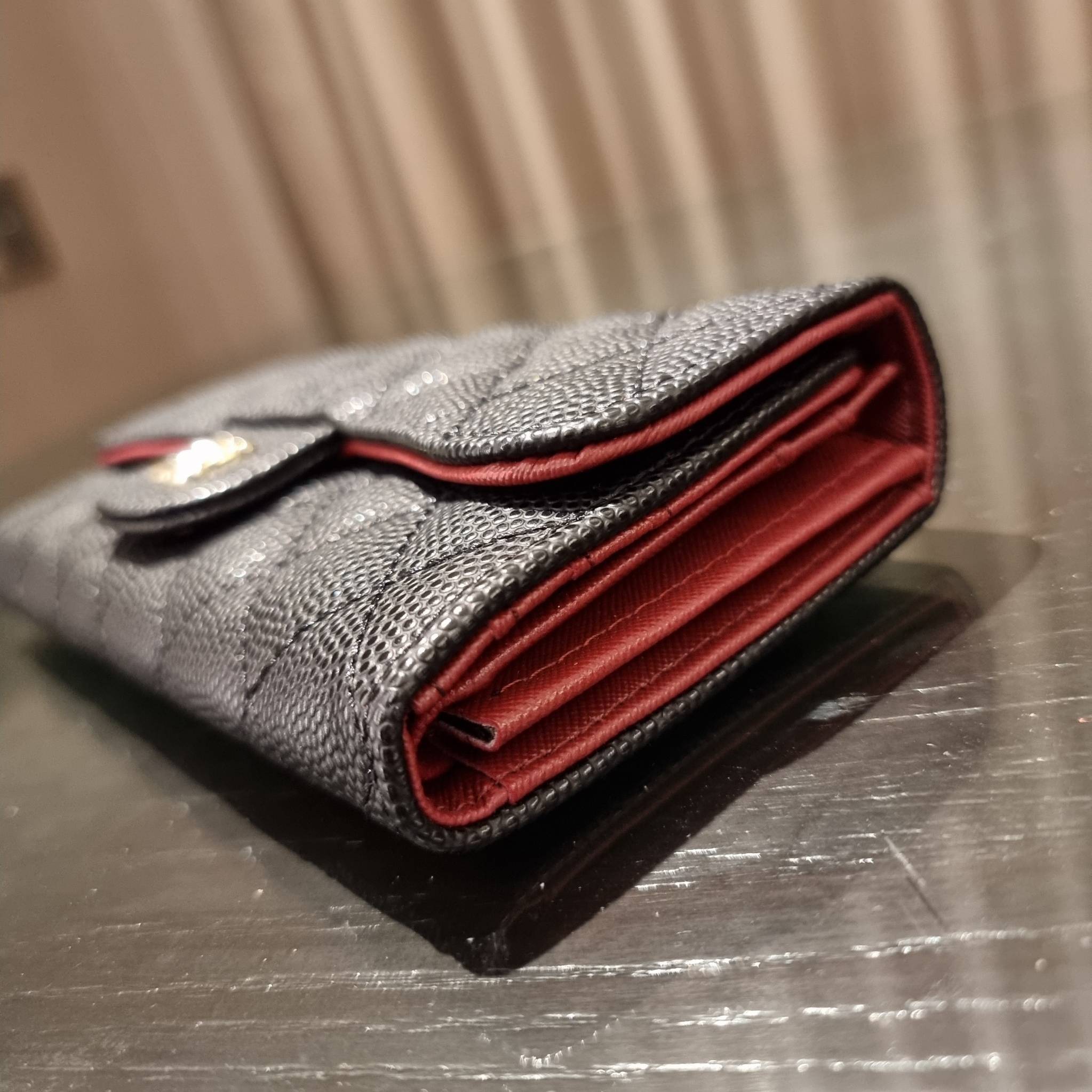 VIP 】กระเป๋าสตางค์ใบยาวรุ่นฝาพับที่ถามหากันมากที่สุด!! สวยรับทรัพย์จาก Chanel วัสดุหนังลายคาร์เวีย ลุคผู้ดีที่สุด เปิด-ปิดด้วยกระดุมแม่เหล็ก ภายในกระเป๋ามีช่องใส่บัตรได้เยอะ ใส่ธนบัตร ใส่เหรียญได้ มีช่องซิปแยกอีกหนึ่งช่อง ดีไซน์เรียบหรูดูคลาสสิค!! สาวๆห้า