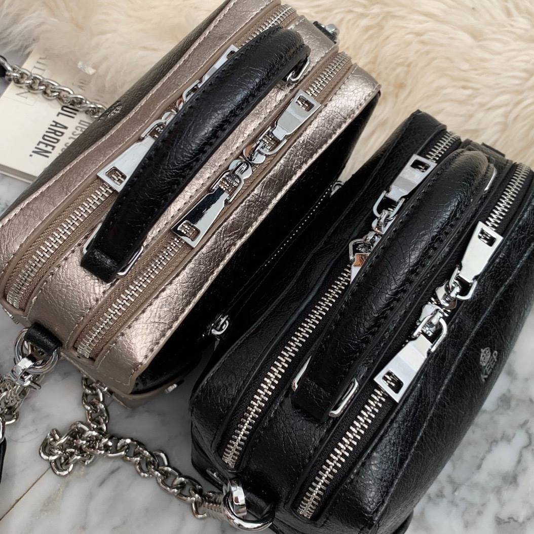 New in KEEP ' Baleny' กระเป๋าทรงหมอนที่ดีไซน์ออกมาสุด Chic สวยแบบไม่จำเจ ขนาดมินิกะลังดี หนัง ลายเอกลักษณ์ ตัดกับอะไหล่เงินได้ ลุคคูลๆ แต่งชุดไหนก้อ แมทช์แน่นอนค่า ปากกระเป๋ามีช่องซิป 2 ด้านแบ่งเก็บของได้สะดวกมากมีซิปปิดอย่างดี หางซิป 2 ทาง รูดใ