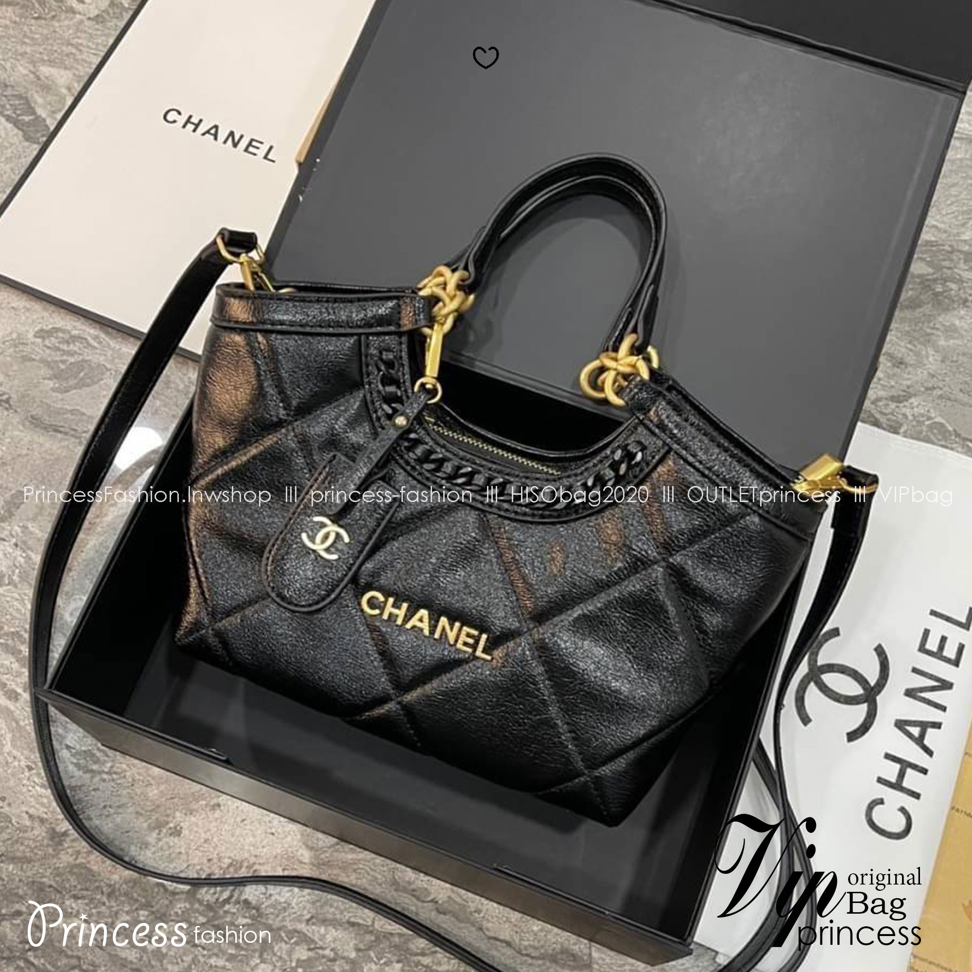 Chanel Tote Handbag & Crossbody Bag กระเป๋าสะพายทรงโท้ท งานหนังสวยเต็มใบ จุของได้แบบจุกๆ ดีไซน์คลาสสิค ใช้งานได้ง่ายด้วยหูจับและสายสะพาย ที่สามารถถอดออกได้ ในวันที่อยากปรับเปลี่ยนลุค รับรองว่าเก็บได้หมดทุกไอเท็มจำเป็น แนะนำเลยน้า