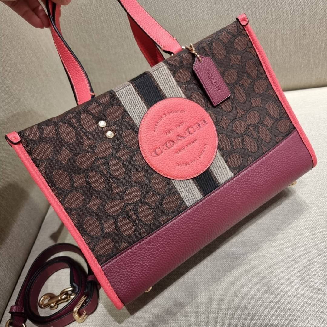ใบใหญ่ COACH 4113 DEMPSEY CARRYALL IN SIGNATURE JACQUARD WITH STRIPE AND COACH PATCH ใบใหญ่ จุใจ คอลเลคชั่นใหม่ สีที่สาวๆรอคอย สวยคม ละมุนและมีความหรูในตัว กับกระเป๋าทรงโท้ท ไซส์ใหญ่ที่สามารถจุของได้แบบไม่ต้องกังวล ฟังก์ชั่นการใช้งานสะดวกที่สุด มีทั้งสายค