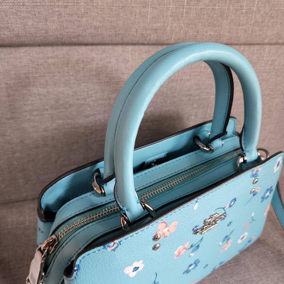 COACH C8216 MINI LILLIE CARRYALL WITH MYSTICAL FLORAL PRINT สีใหม่ล่าสุด กับรุ่นที่สุดของความขายดี คอลยอดฮิตในลวดลายสุดชิค กระเป๋าสะพายทรงสวย ที่ดีไซน์ออกมาให้ใช้งานง่าย สะดวก สวย หรู ดูดี!! วัสดุหนังแคนวาสเคลือบลาย มาพร้อมสายสะพายข้างและหูจับในตัว ถอดออก