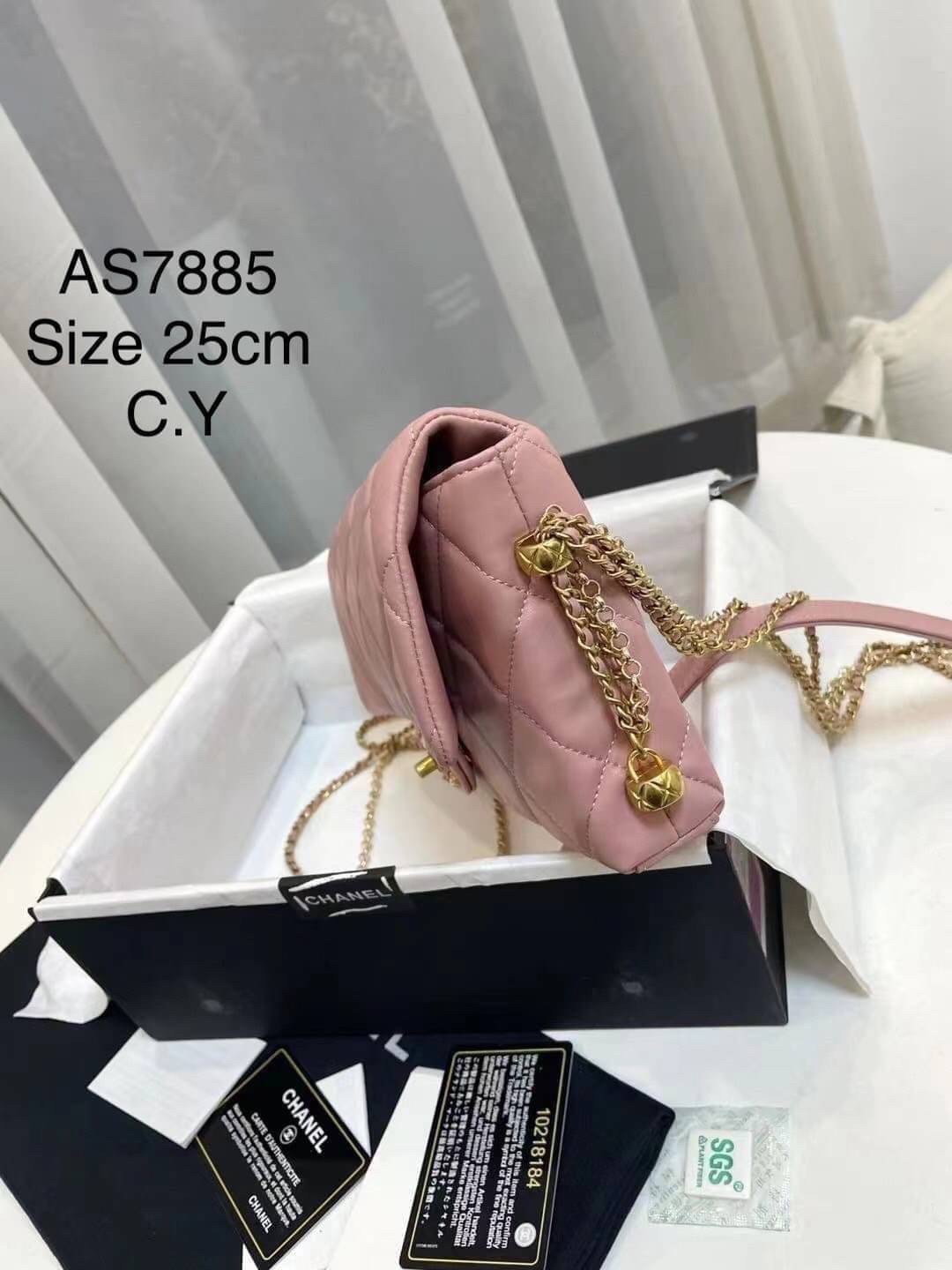 CHANEL flap pearl with chain พร้อมส่ง ที่สุดของความคลาสสิค อะไหล่ทองหรูหรา ด้านหน้าประดับโลโก้ฝังมุก หนังอย่างดี น้องมีความนิ่มสัมผัสแล้วหลงรักแน่นอนค่ะ