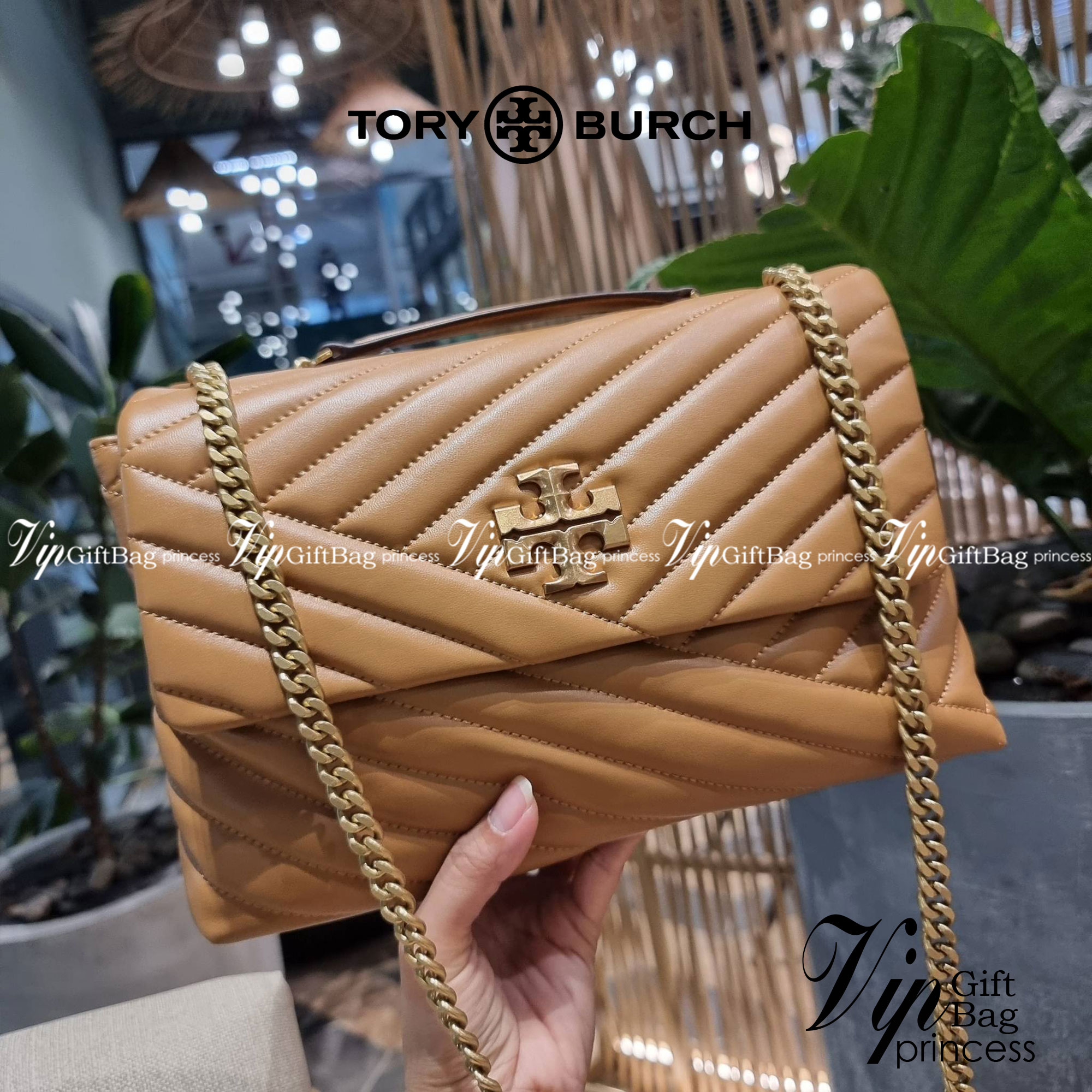 TORY BURCH KIRA CHEVRON CONVERTIBLE SHOULDER BAG กระเป๋าสะพายรุ่นยอดฮิต ไซส์ใหญ่จัดเต็มให้เน้นๆ ใช้ยังไงก็ดูหรู ดีไซน์เฉพาะตัว วัสดุหนังแกะ สัมผัสนิ่ม เปิด-ปิดด้วยกระดุมแม่เหล็ก ภายในเป็นช่องโล่ง แบ่งสัดส่วนไว้ดีมากๆ ใส่กระเป๋าสตางค์ มือถือ เครื่องสำอางค์