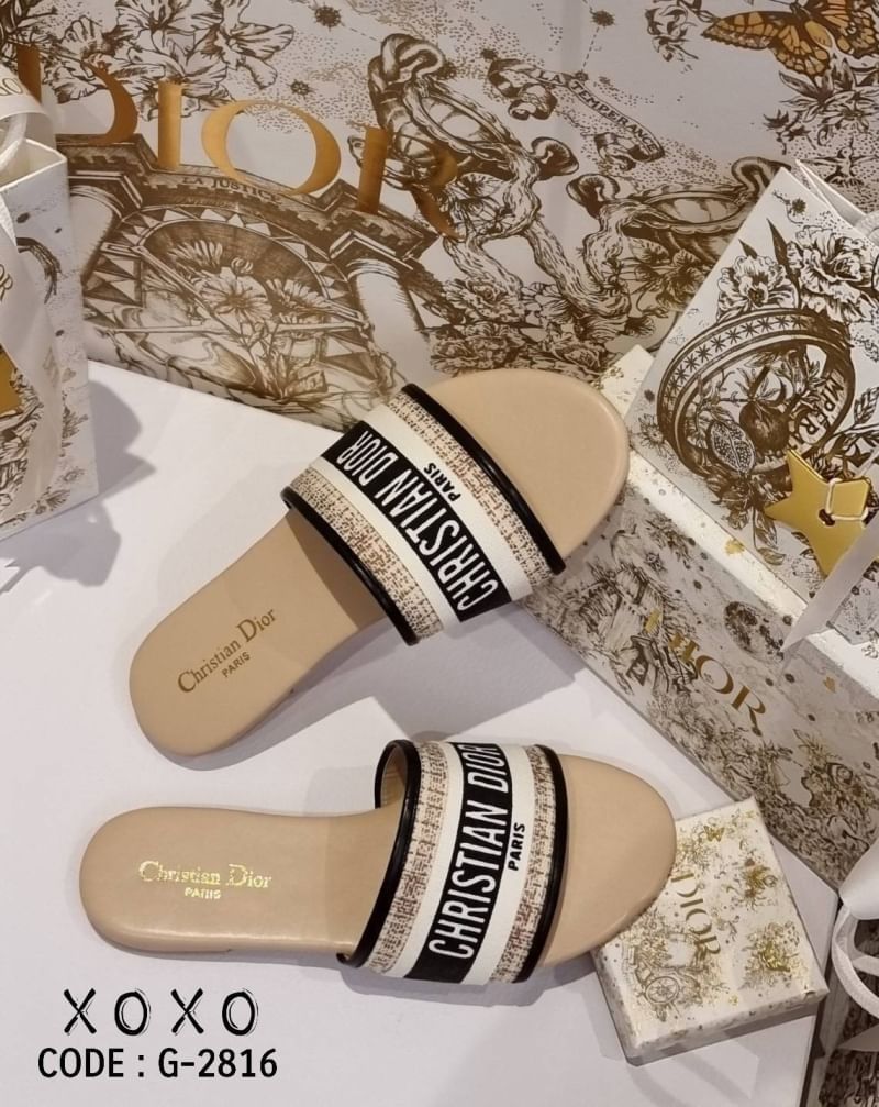 Christian Dior รองเท้า งานสวม วัสดุผ้าทวีส ด้านหน้า มีโลโก้แบรนด์ว่าง สวย เก๋ ชนช้อป แมทส์ชุดง่าย น้ำหนักเบา