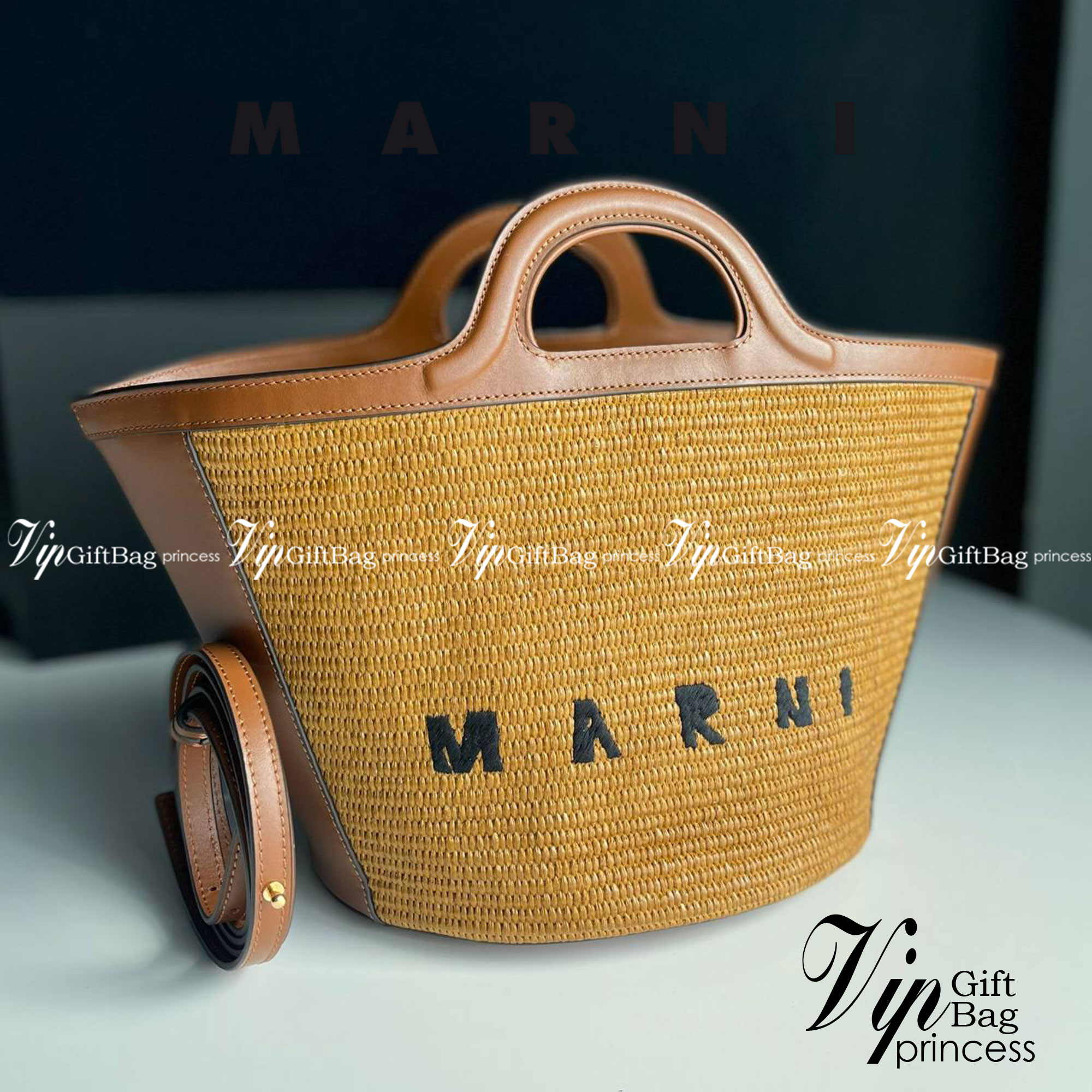 หนังแท้ MARNI TROPICALIA BUCKLE BAG / MARNI BUCKET SUMMER กระเป๋าทรงบัคเก็ต เป็นรุ่นที่หายากเย็นเหลือเกิน ใช้งานง่ายขนาดใหญ่จุของได้เยอะ พร้อมสายสะพายยาว ราคาดีมาก ทำจากหนังแท้เกรดออริจินอล เนื้องานละเอียดปราณีต ภาพสินค้าถ่ายจากงานขายจริง ใช้งานต่างประเทศ