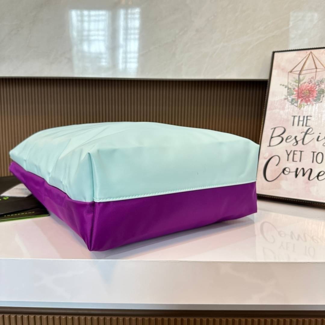 LONGCHAMP LE PLIAGE RE-PLAY TOP HANDLE BAG สินค้ารุ่นลิมิเต็ด collection สุดปัง ซื้อใบเดียวเหมือนได้2 ใบ กระเป๋าสะพายแนวตั้งที่กว้างขวาง มีเอกลักษณ์เฉพาะตัวแต่มีดีไซน์ที่น่าดึงดูด