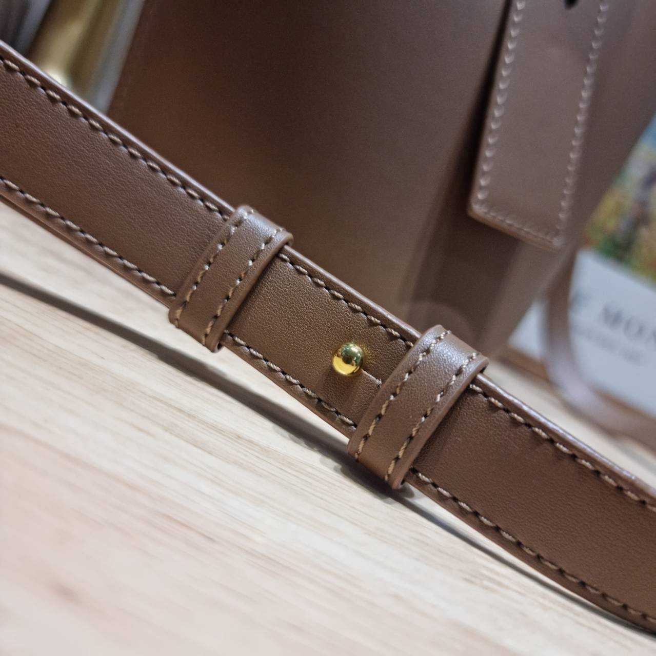 LOEWE MINI PEPBLE BUCKET IN MELLOW กระเป๋าทรงบัคเก็ต รูปทรงสวยใช้งานง่าย กิมมิคหรูหราสุดๆ เกรดออริ