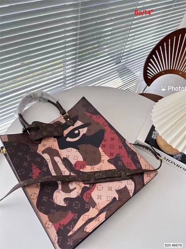 LV Sac Plat NV / LV Tote Bag พร้อมส่ง กระเป๋าสะพายมินิโท้ท ลิมิเต็ดลายใหม่ ฉีกทุกกฏเพราะใช้ได้แบบยูนิเซ็กส์ ใช้งานได้ง่ายด้วยหูจับ พร้อมสายสะพายยาวถอดออกได้