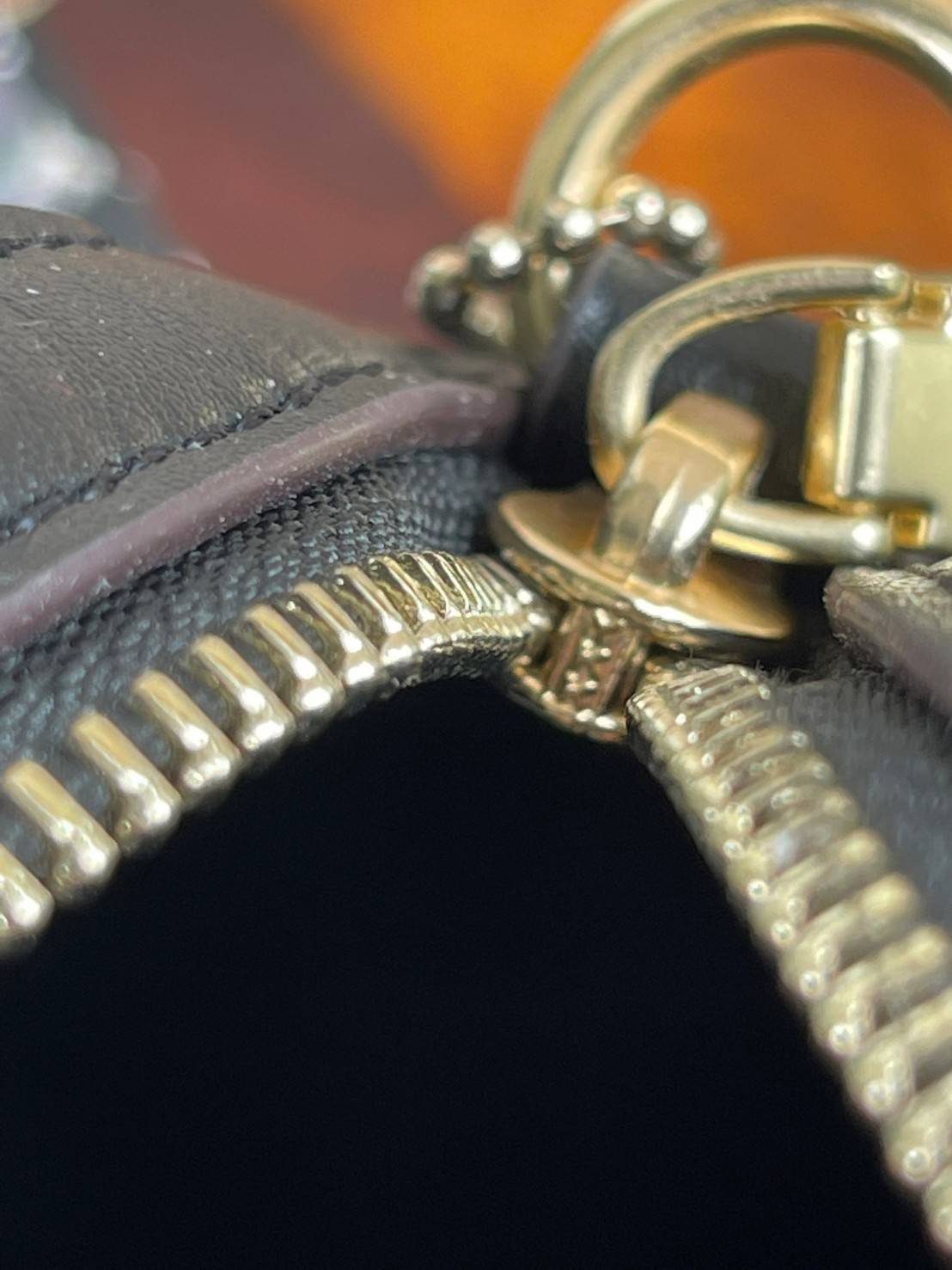 COACH Signature Canvas Rowan Satchel Crossbody จุดเด่นของกระเป๋าทรงsatchel bag คือรูปทรงของกระเป๋าดูแข็งแรง มั่นคง ไม่เสียทรงง่าย มาพร้อมหูหิ้วที่ด้านบนของกระเป๋า ลายแคนวาสที่เป็นซิกเนเจอร์แบบเอกลักษณ์ ช่องใช้งานทุ้งภายในและภายนอก นอกจากนี้ กระเป๋าประเภทน