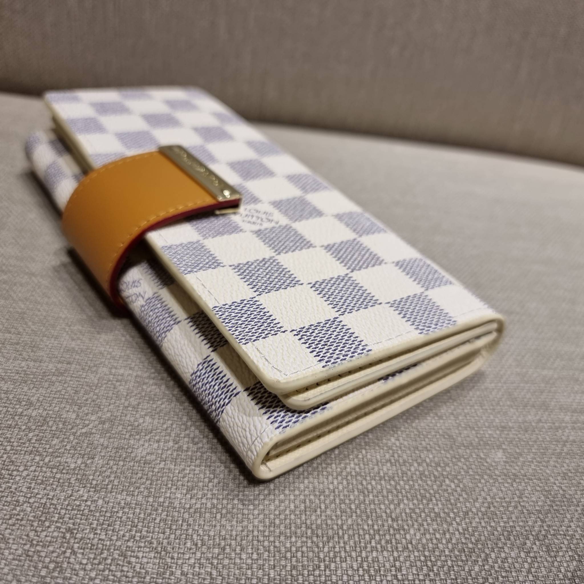 VIP 】ได้เวลาเปลี่ยนกระเป๋าสตางค์รับทรัพย์กันแล้ว!! LV vip wallet กระเป๋าสตางค์พรีเมี่ยมกิ๊ฟ เป็นไอเท็มหายาก ที่สาวๆต้องว้าว!! ใบยาวขนาดกำลังเหมาะมือ ถือแล้วขับผิวทุกสี วัสดุหนังแคนวาส ทนทาน เปิด-ปิดด้วยกระดุม ภายในมีช่องใส่บัตรเยอะมาก แบ่งสัดส่วนสวย ใส่ธน