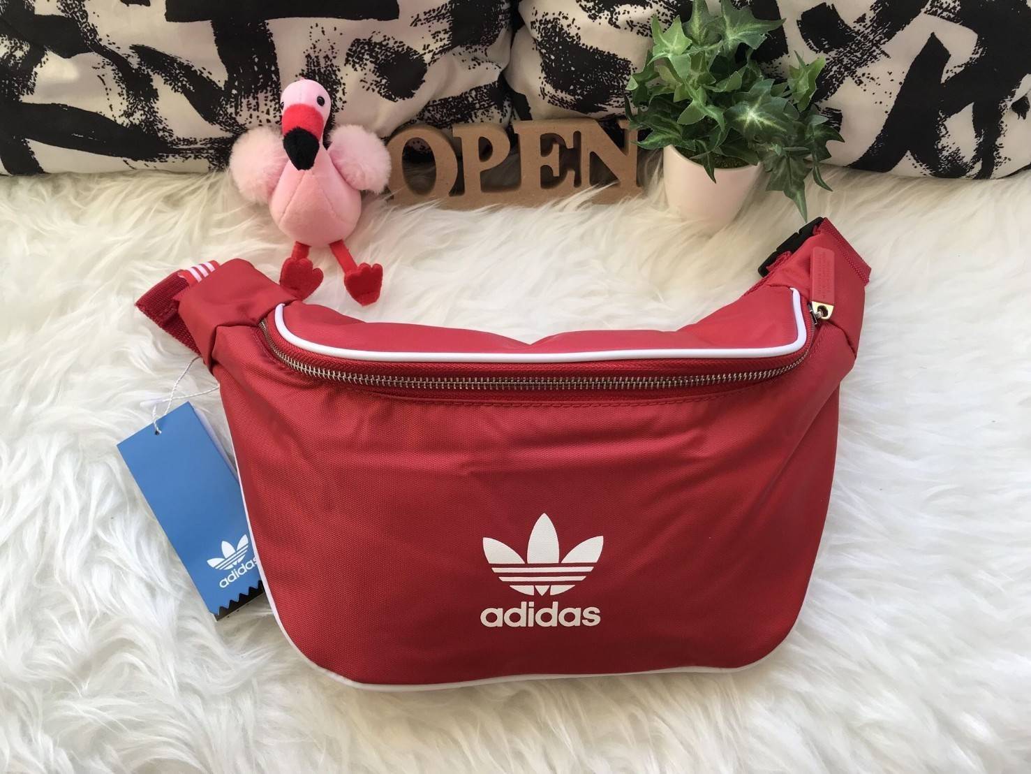ADIDAS ORIGINALS ADICOLOR WAIST BAG ของมันต้องมี!! กระเป๋าคาดอก/คาดเอวสุดชิค ดีไซน์เรียบง่าย แต่สะพายแล้วเท่ คลาสสิคสุดๆ!! วัสดุ Nylon+Polyester กันน้ำได้ เปิด-ปิดฝากระเป๋าด้วยซิป หัวซิปปั๊มแบรนด์เป็น signature ภายในมีช่องโล่งกว้าง ใส่ของได้พอสมควร ใส่มือ
