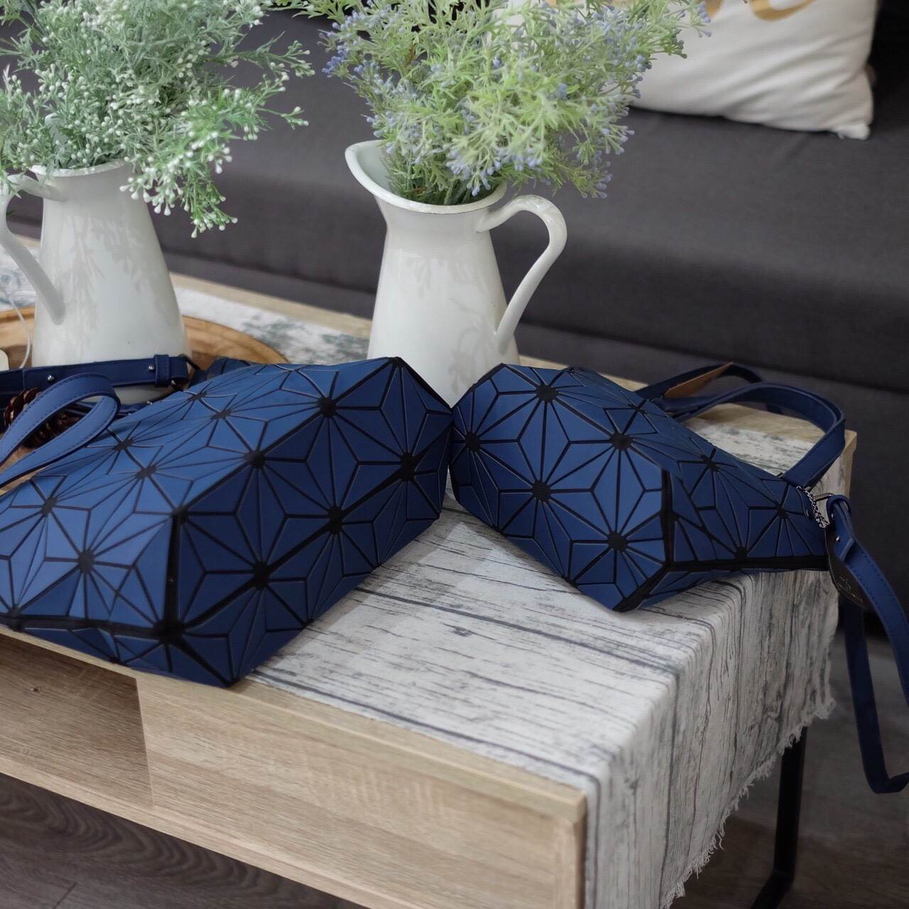 New Collection ka ' Matte Color ' ✨✨ สีด้าน มีให้เลือกถึง 4 สี 🍭🍭แถมยังลาย Limited edition หายาก 👍ปรับทรงได้ 2 แบบ น่ารักมาก จากแบรนด์ David Jones กระเป๋าสะพายข้างดีไซน์เกร๋มาก สีสวยหรูมาก ขนาดกะลังดีเลย น้ำ