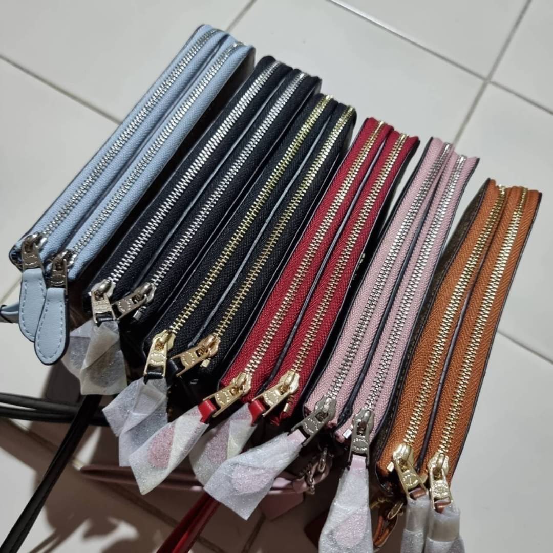 COACH F87591 DOUBLE CORNER ZIP WALLET IN SIGNATURE COATED CANVAS คล้องมือรุ่น 2 ซิป!! มาแล้วจ้า 🌟🤗 ไซส์นี้คือเหมาะมือจริงๆ พกง่ายเช่นเคย ไม่ต้องกังวลว่าจะเกะกะหรือกินพื้นที่กระเป๋าหลัก วัสดุหนังแคนวาสเคลือบลาย มีช่องหลักแยก 2 ช่อง ภายในบุผ