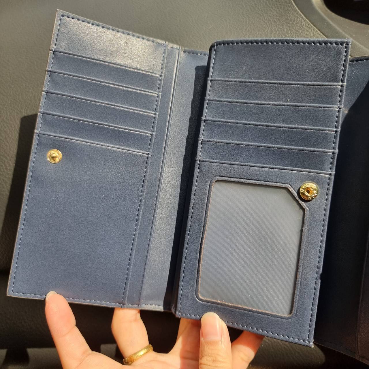 M.C.M TRIFOLD LONG WALLET IN VISETOS กระเป๋าสตางค์ใบยาว คอลเลคชั่นยอดนิยม รุ่นฝาพับ unisex ใช้ได้ทั้งหนุ่มๆและสาวๆน้า ใช้งานง่าย พกพาง่าย วัสดุหนังแคนวาสคุณภาพดี เปิด-ปิดด้วยกระดุม ภายในเป็นหนังแท้ นิ่ม สวย ใส่บัตรได้เยอะ ใส่ธนบัตรได้ทุกช