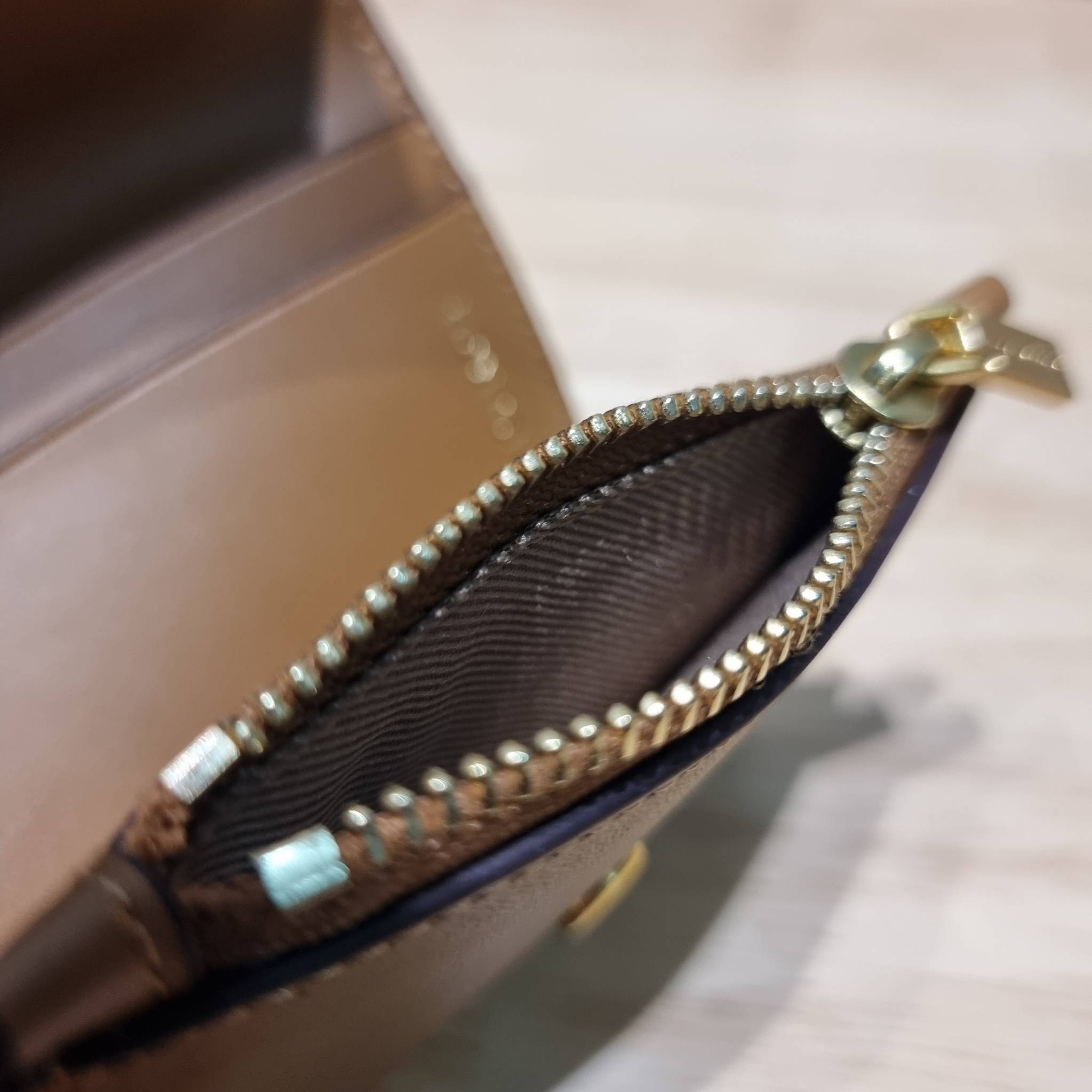 Tory wallet bag / TORY BURCH ELEANOR COMPACT WALLET กระเป๋าสตางค์ใบสั้นรุ่นขายดี แบบพับ ตัวมัมตัวแม่มากๆ ดูหรูหราทุกสี ดีไซน์คลาสสิค ขนาดกำลังพอเหมาะ โดดเด่นด้วยโลโก้สีทองดูแพง