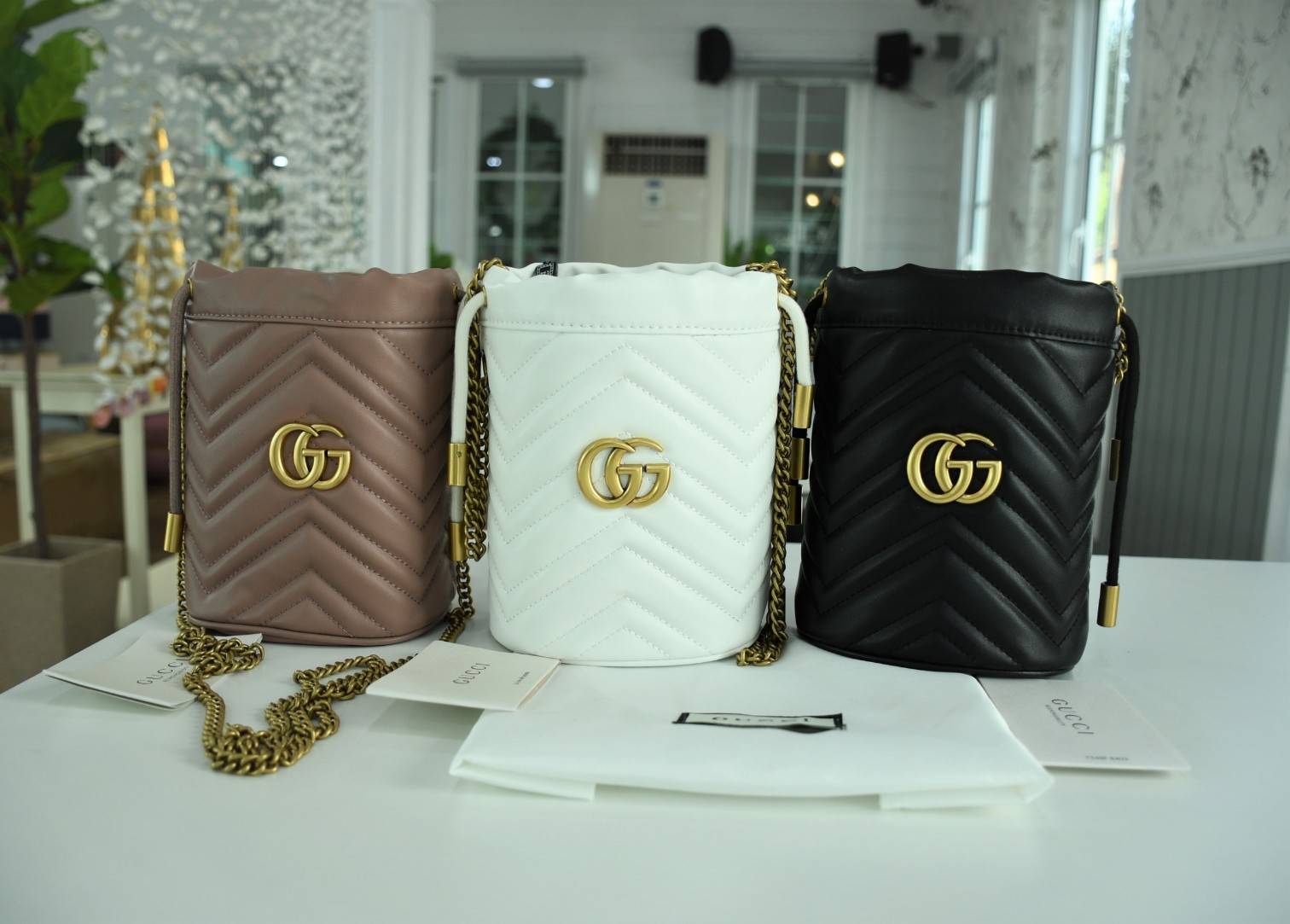 VIP 】Gucci GG Marmont mini bucket bag กระเป๋าสะพายข้าง Premiumgift วัสดุหนังแท้ ด้านในโล่ง มีช่องใส่บัตร3ช่อง ใส่กระเป๋าตังค์ ใส่โทรศัพท์ Iphone+ ได้ สายโซ่ยาว Crossbody ได้ ถอดสายได้ น้ำหนักเบา มาพร้อมถุงผ้าแบรนด์ ใบนี้คือที่สุด คุณหนูมากมาย ไม่ควรพลาดเล