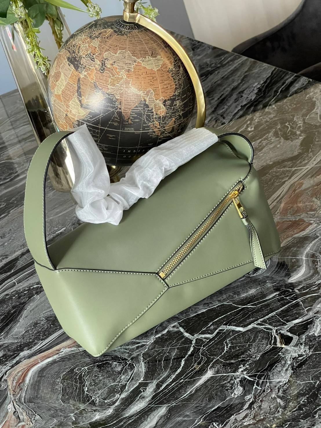 Loewe Puzzle Hobo bag กระเป๋ารุ่น Puzzle มีความพิเศษในหลายด้าน ไม่ว่าจะเป็นรูปทรงที่แปลกใหม่ มินิมอลด้วยโลโก้อนาแกรมแบบประทับ ดูหรู เป็นกระเป๋า Unisex ที่ไม่ว่าคุณจะเป็นผู้หญิงหรือผู้ชายก็ใช้งานได้ ลายกระเป๋าได้มาจากการนำหนังมาเย็บต่อกันทั้งหมด ถึงแม้ว่าข