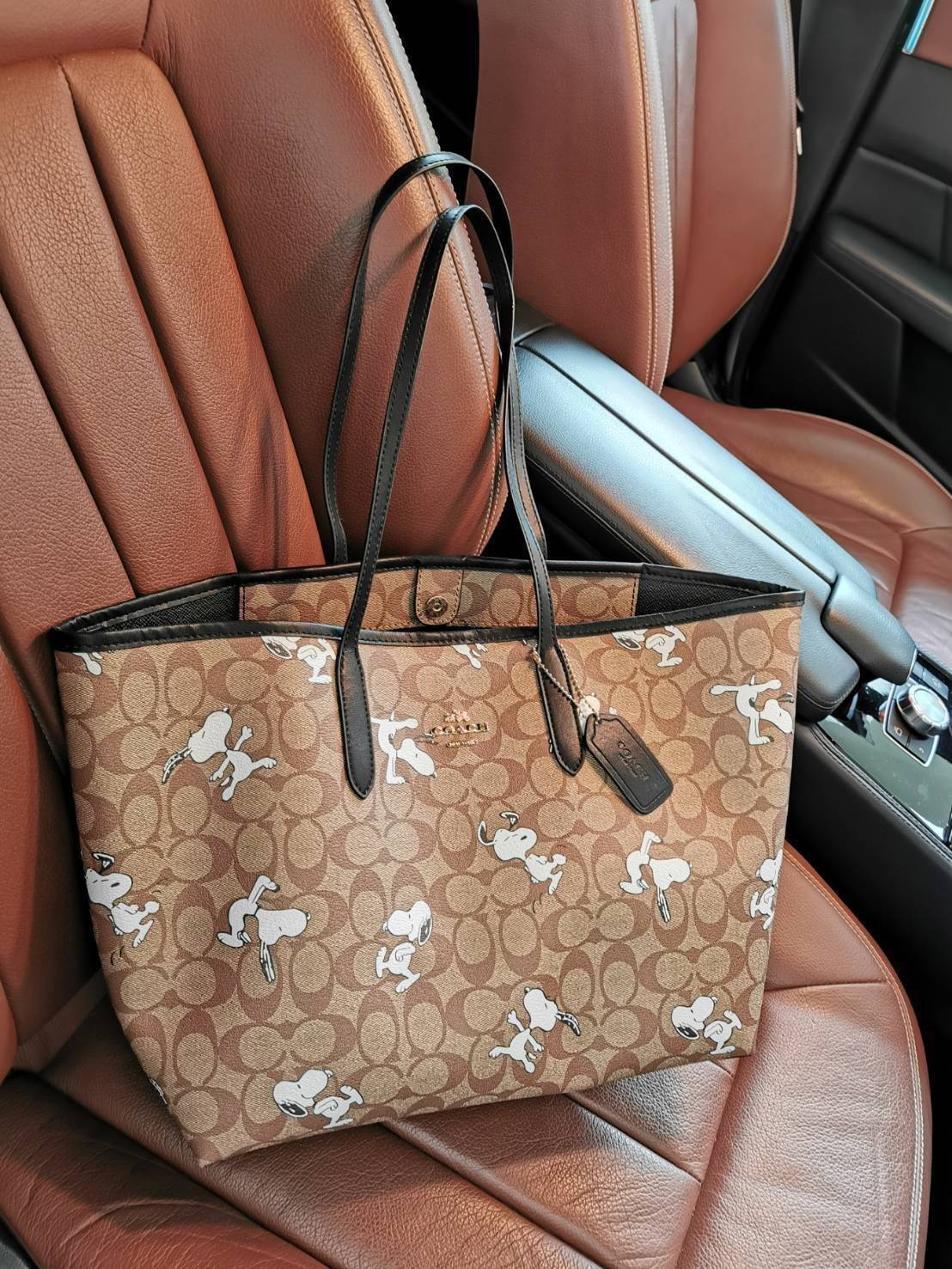 COACH FACTORY TOTE IN SIGNATURE LEATHER BAG X SNOOPY COLLECTION กระเป๋าสะพายคอลเลคชั่นสุดพิเศษจาก Coach Factory วัสดุ Signature refined calf leather หนังแท้ลายแบรนด์ คอลเลคชั่น Snoopy เทคเจอร์สวยอยู่ทรงดีไซน์ยอดนิยมด้านหน้ามีโลโก้ ภายในมีโลโก้กว้างและจุสุ