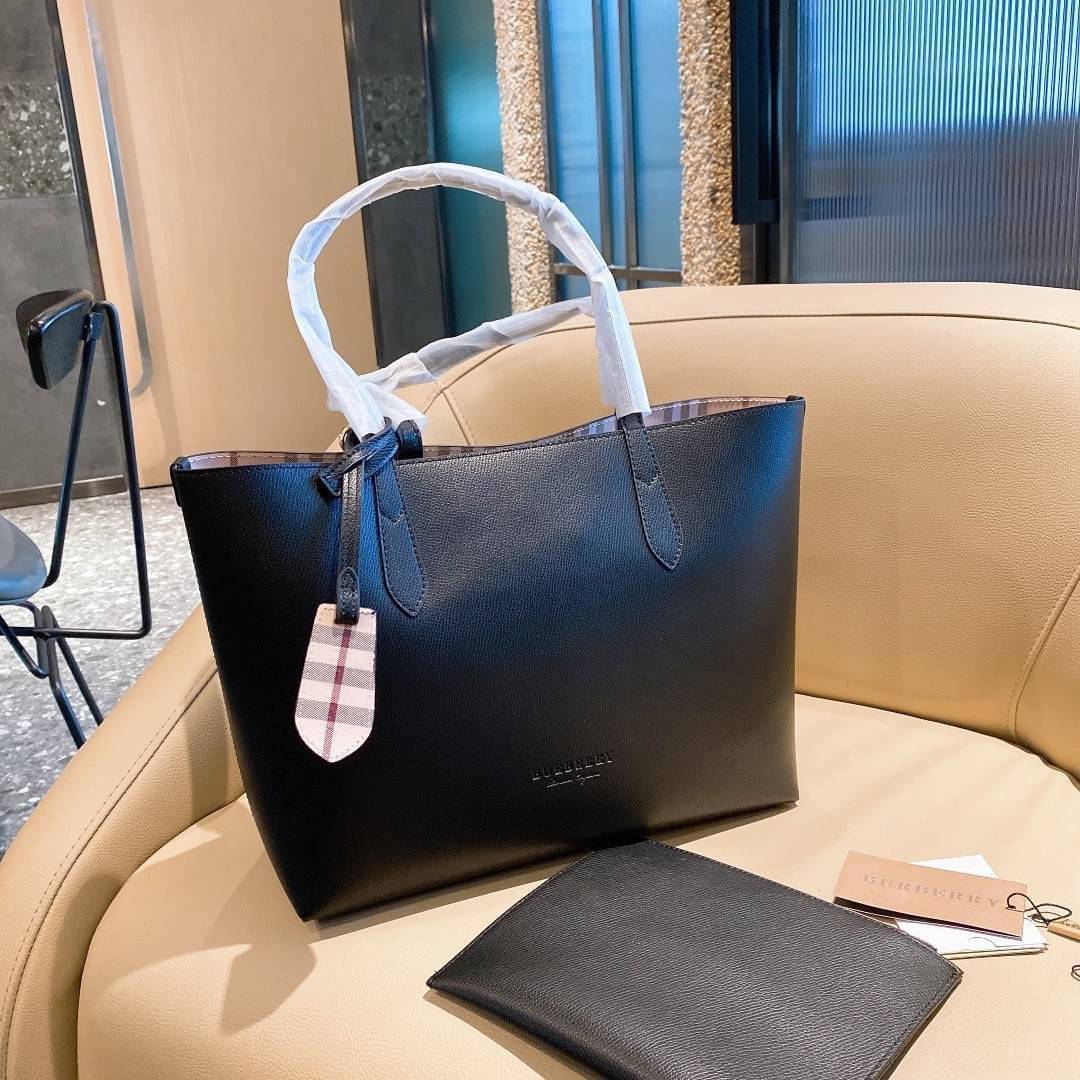 BURBERRY Leather Haymarket Check Medium Reversible Tote Bag กระเป๋าสะพายไหล่ทรงช้อปปิ้ง ทรงคลาสสิค ฮิตตลอดกาล ทรงสวยขนาดกำลังดี ตัวกระเป๋า วัสดุหนัง Pu ด้านหน้าติดโลโก้แบรนด์ ด้านในเป็นลายแรนด์ **สามารถใช้ได้ทั้ง2ฝั่ง ประดับด้วยป้ายแท็คหนัง ภายในช่องหลัก 