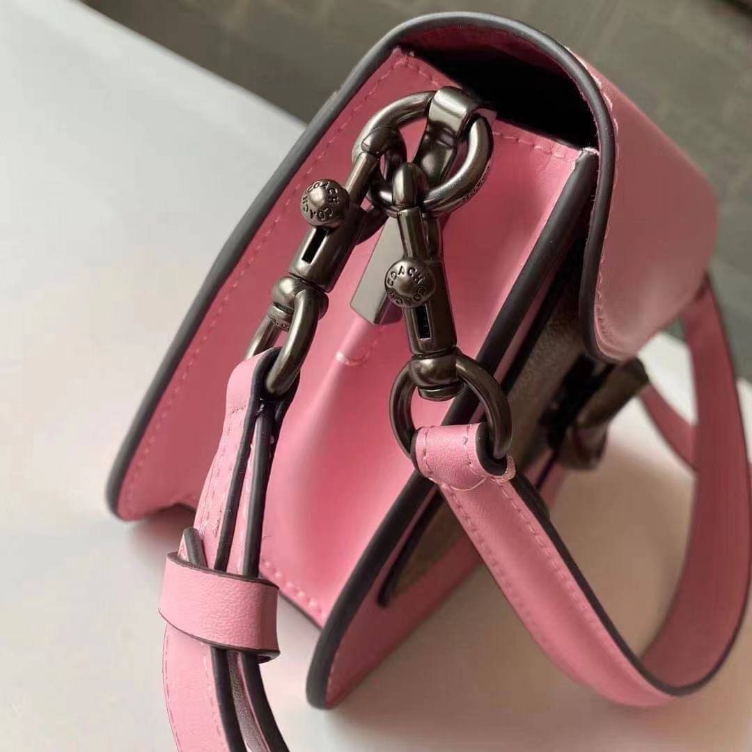 COACH TABBY SHOULDER BAG 26 พร้อมส่งที่ไทยอีกครั้งค่ะ!! กระเป๋าหิ้ว//คล้องไหล่//สะพายข้างได้ สุดคุ้ม! หนังแท้เรียบคลาสสิคเพิ่มความหรูเข้ามาค่ะ ด้านหน้ามีอะไหล่แบรนด์ตัวใหญ่โดดเด่น เปิดปิดกระเป๋าแบบกระดุมแม่เหล็ก ภายในมีช่องหลักใส่ของ2ช่อง;สามารถใส่กระเป๋า