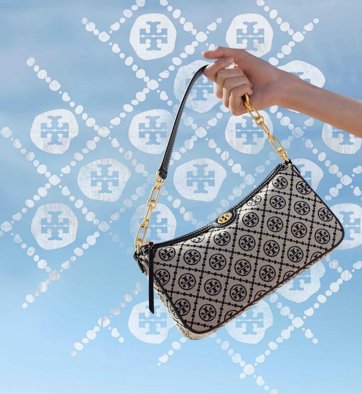 Tory burch T Monogram Jacquard Studio Bag กระเป๋า T Monogram Studio รูปทรงกระทัดรัด มาในสไตล์มินิมอลที่ถูกรังสรรค์อย่างปราณีตด้วยผ้าทอ jacquard เพื่อเฉลิมฉลองโลโก้กราฟฟิก ลวดลายสวยเด่น ดูสะดุดตา ใช้งานได้หลายรูปแบบ การแมทช์กระเป๋าให้เข้ากับการแต่งตัวทุกวั